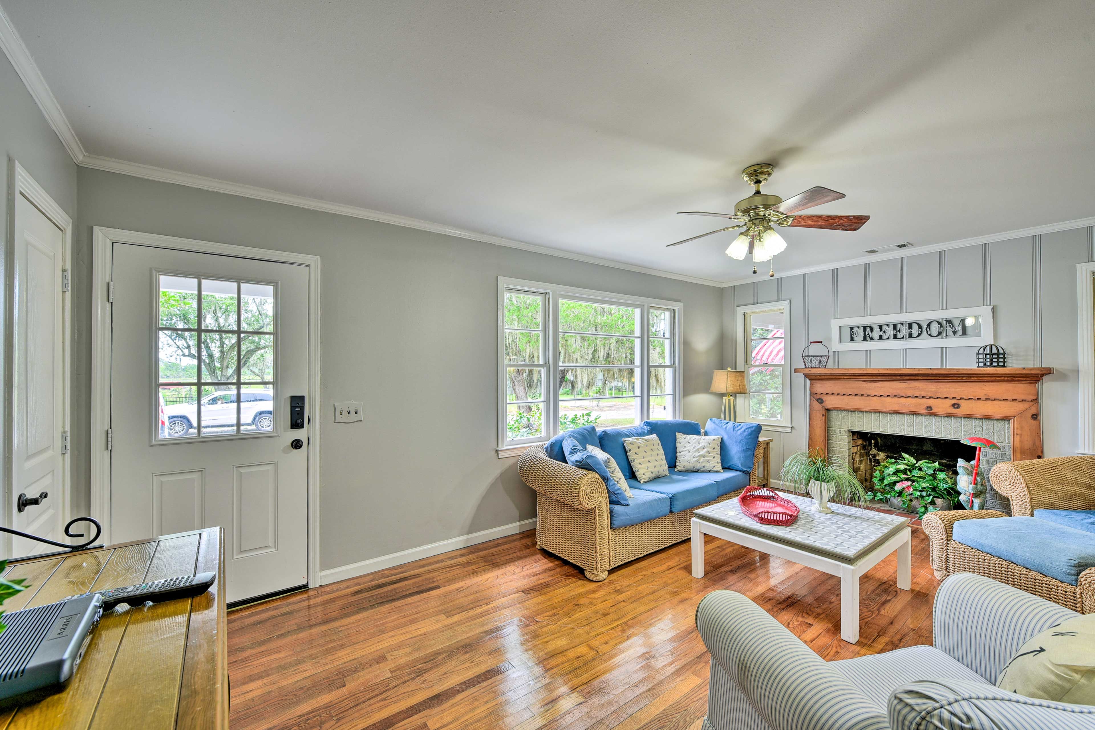 Living Room | Smart TV | Free WiFi | Central A/C & Heating