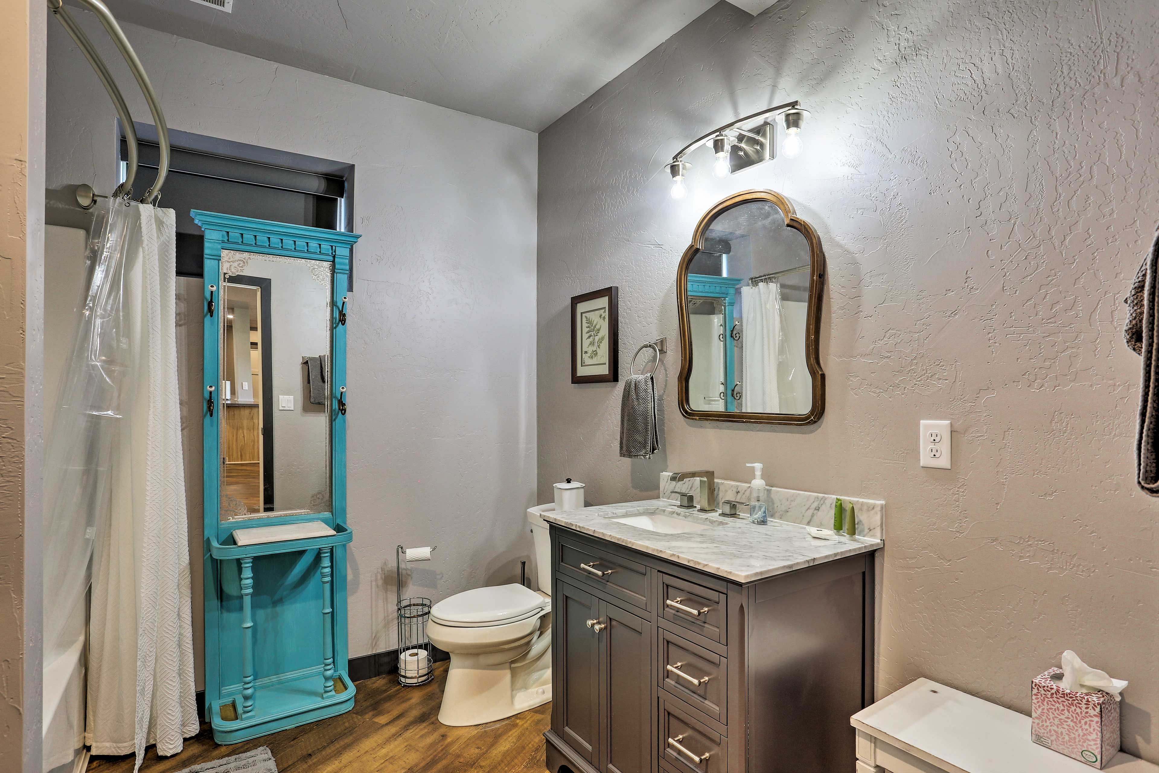 Full Bathroom | Towels Provided