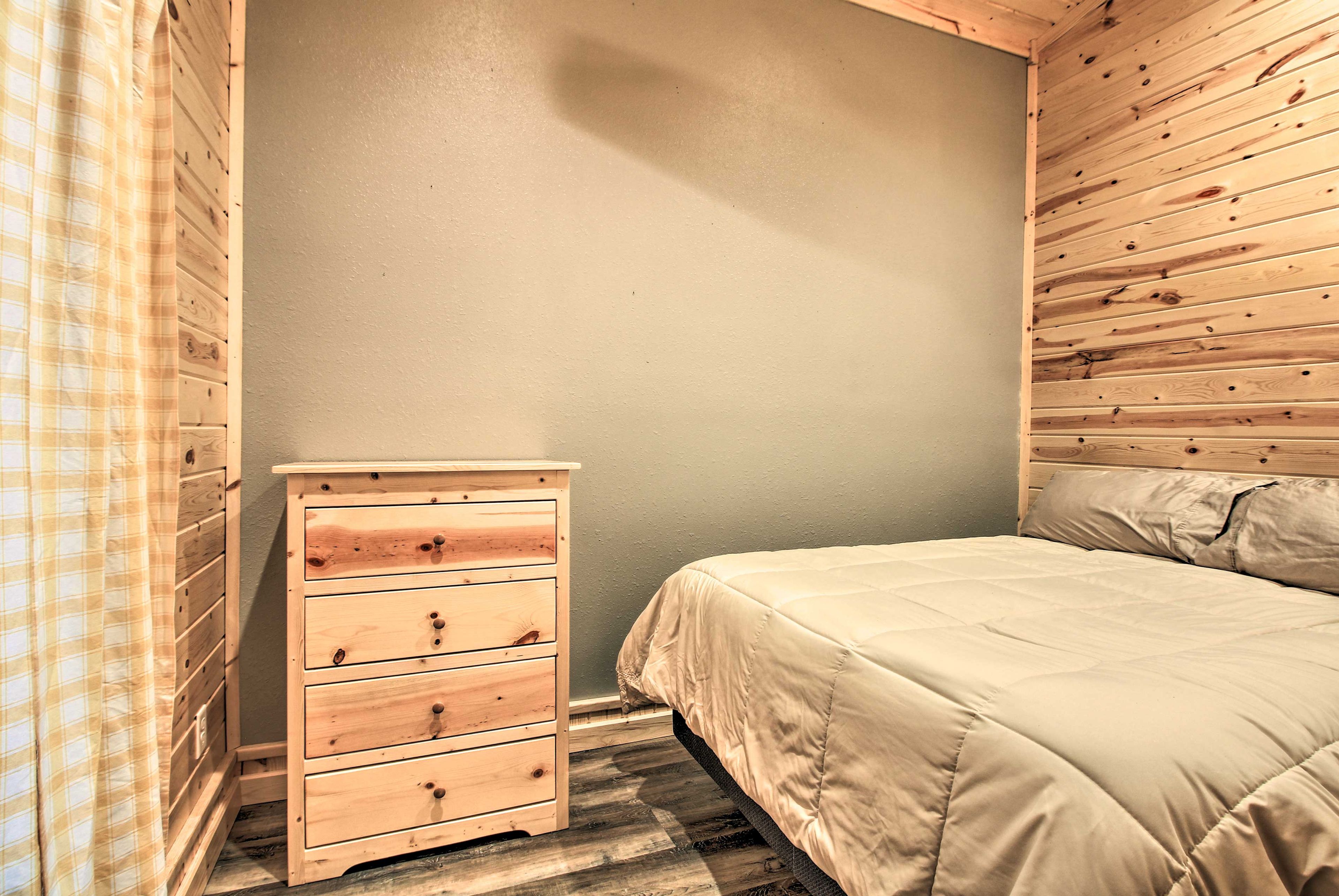 Bedroom 10 (Guest Suite) | Queen Bed
