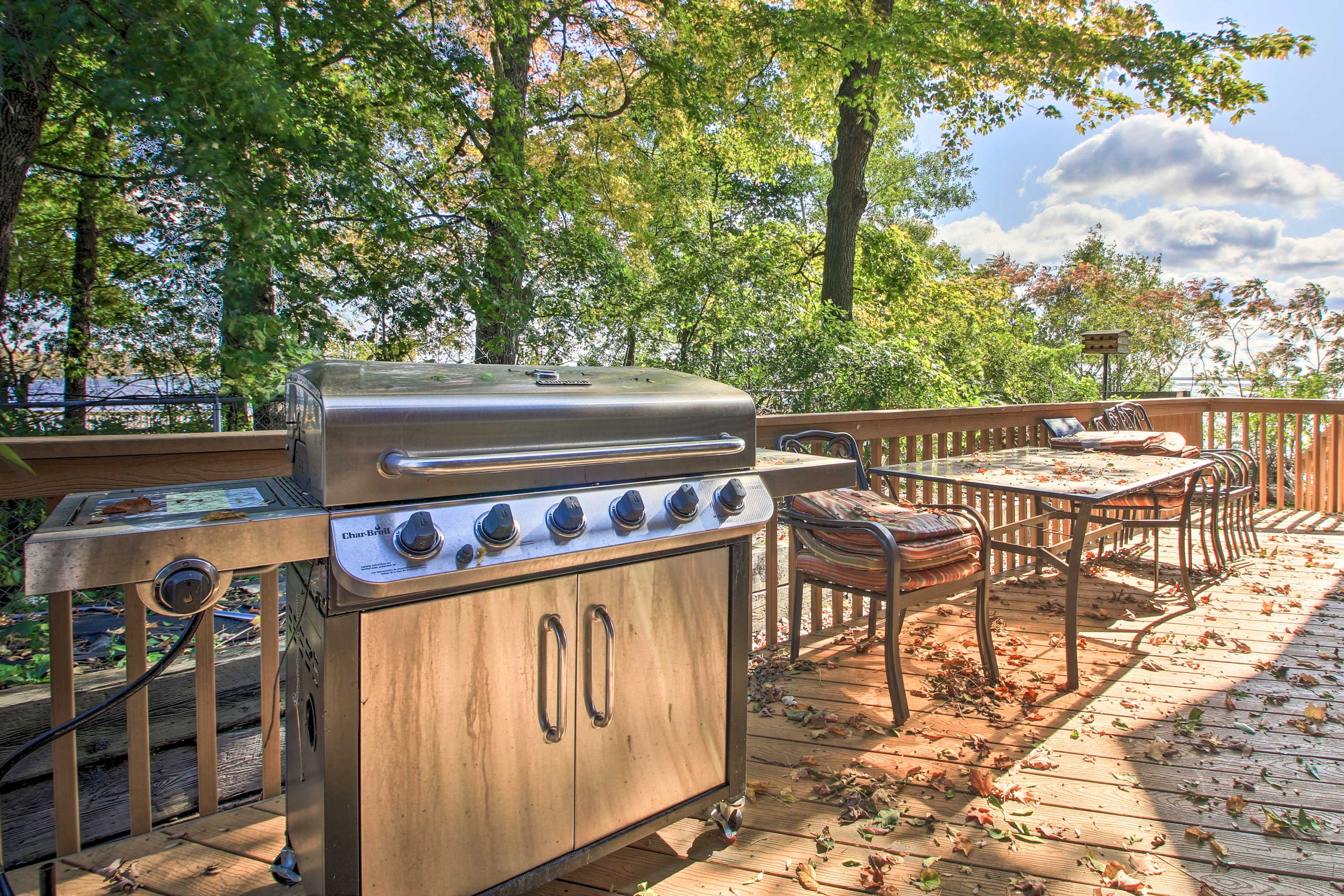 Deck w/ Gas Grill