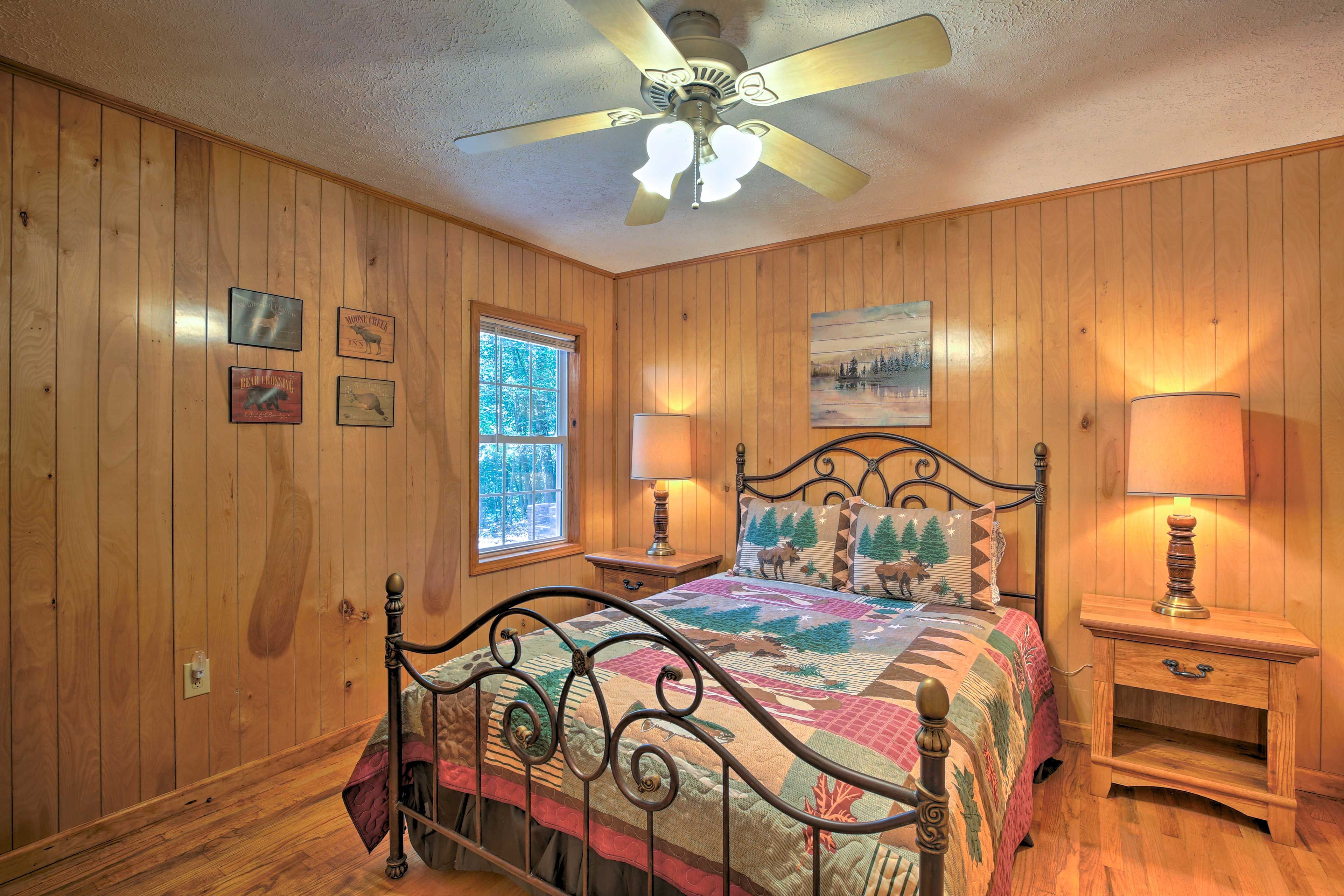 Bedroom 1 | Queen Bed