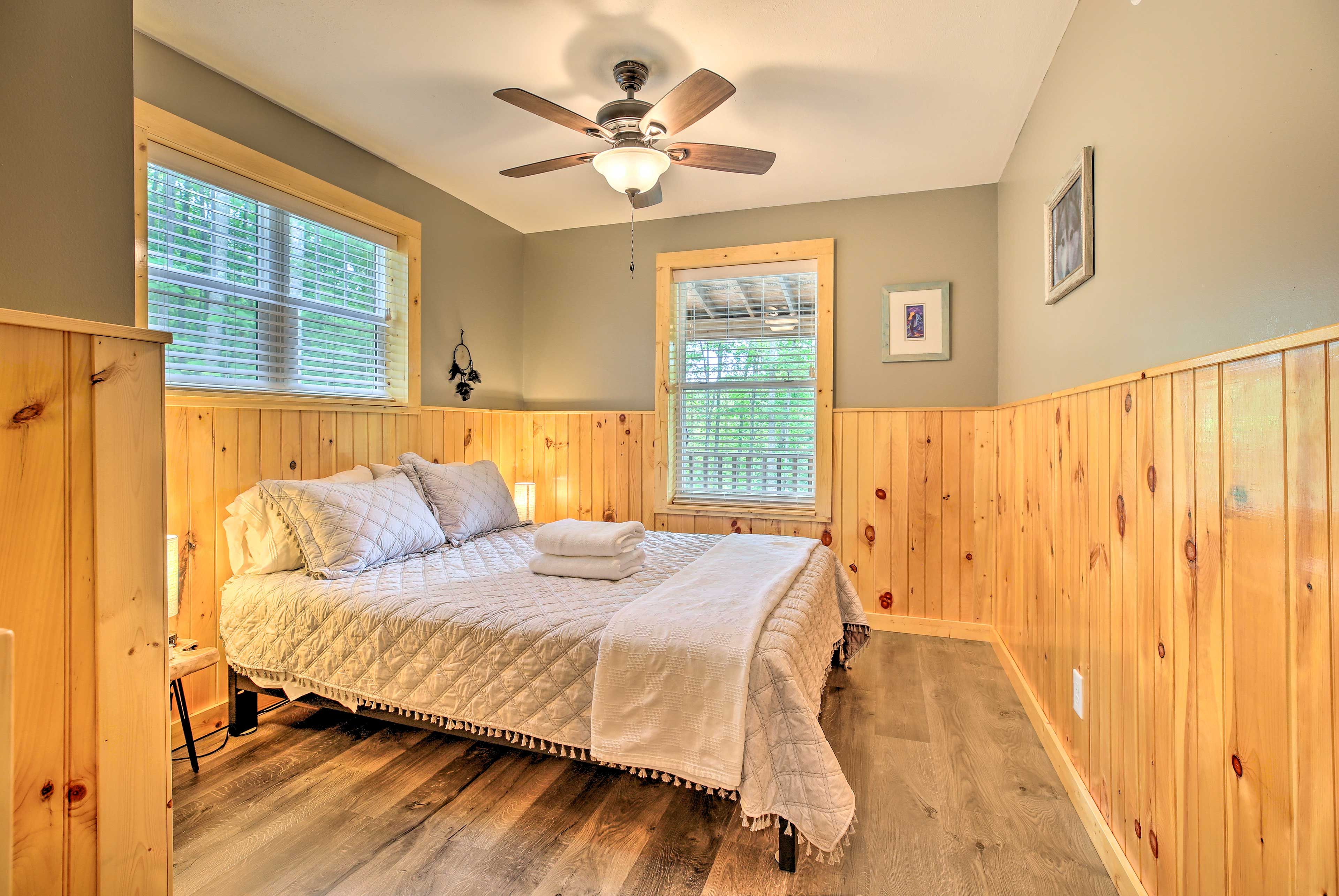 Bedroom 2 | Queen Bed