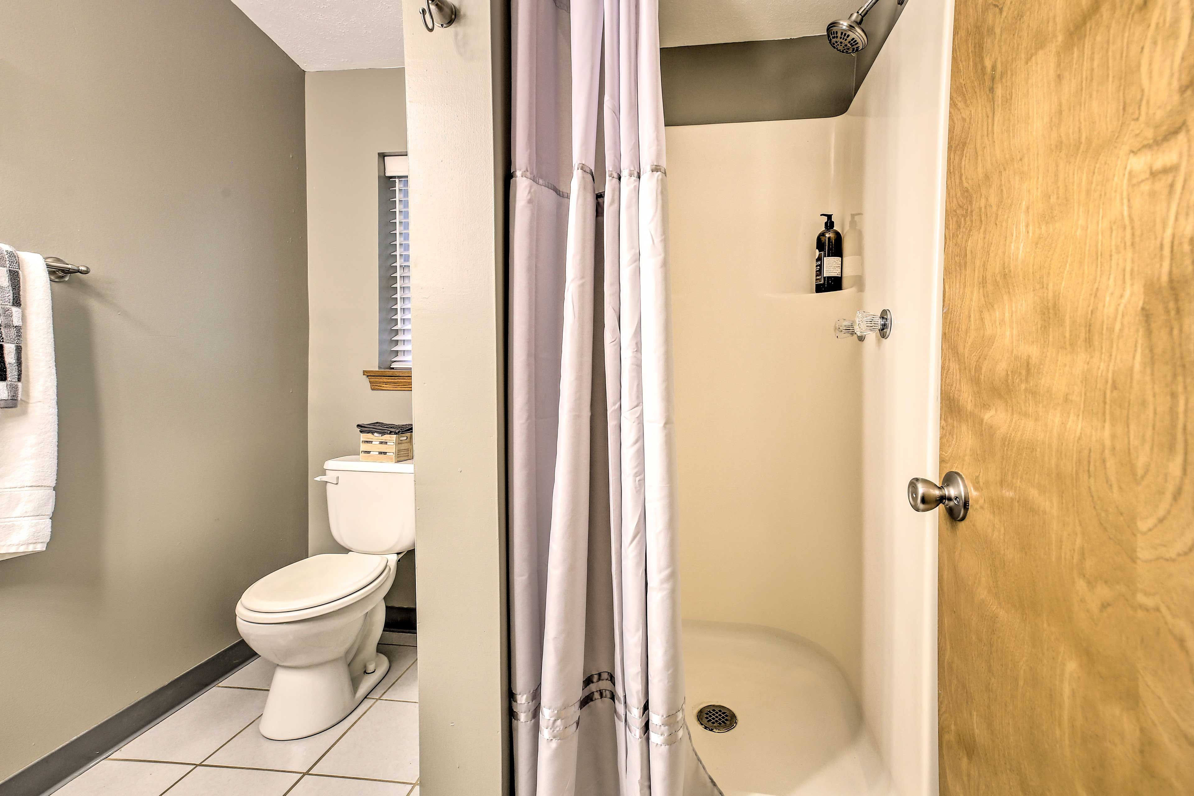 Full Bathroom | Complimentary Toiletries | Hair Dryer