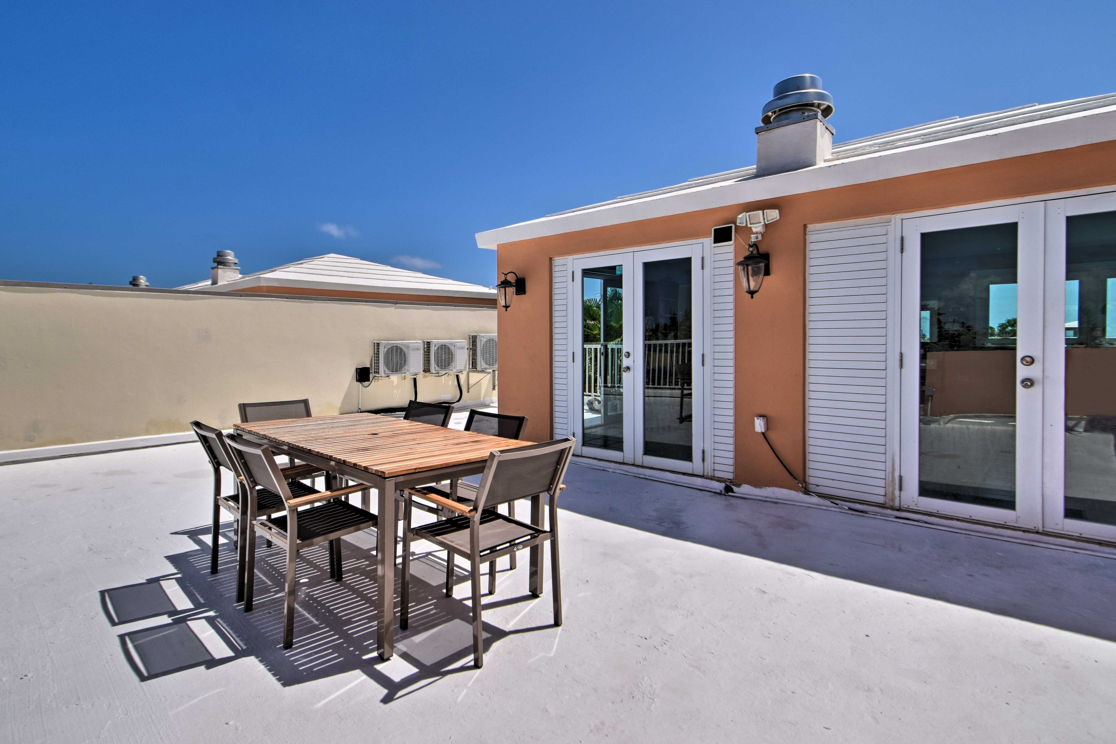 Rooftop Patio | Outdoor Dining Area
