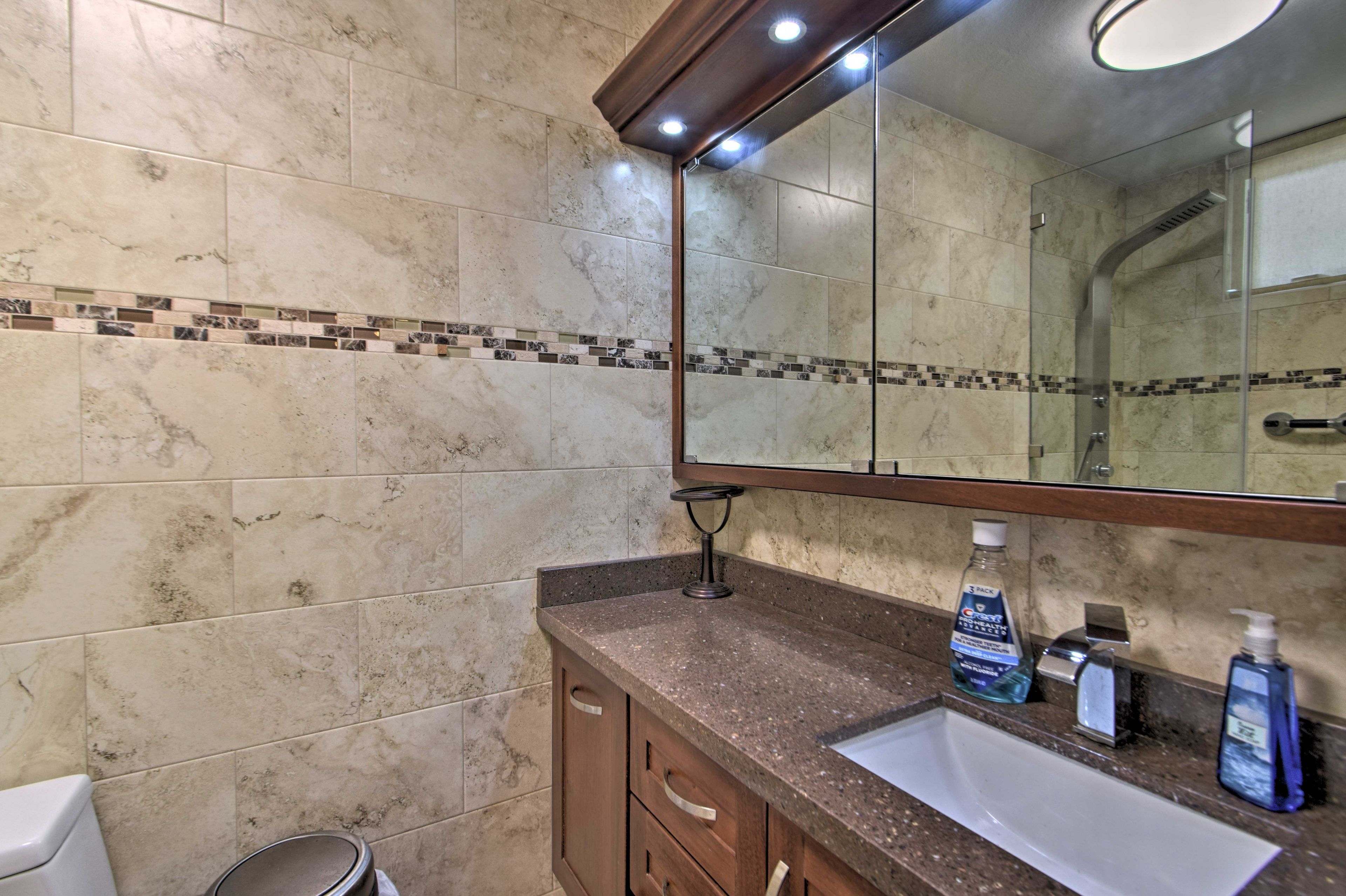 Full Bathroom | Linens & Towels | Rainfall Showerhead