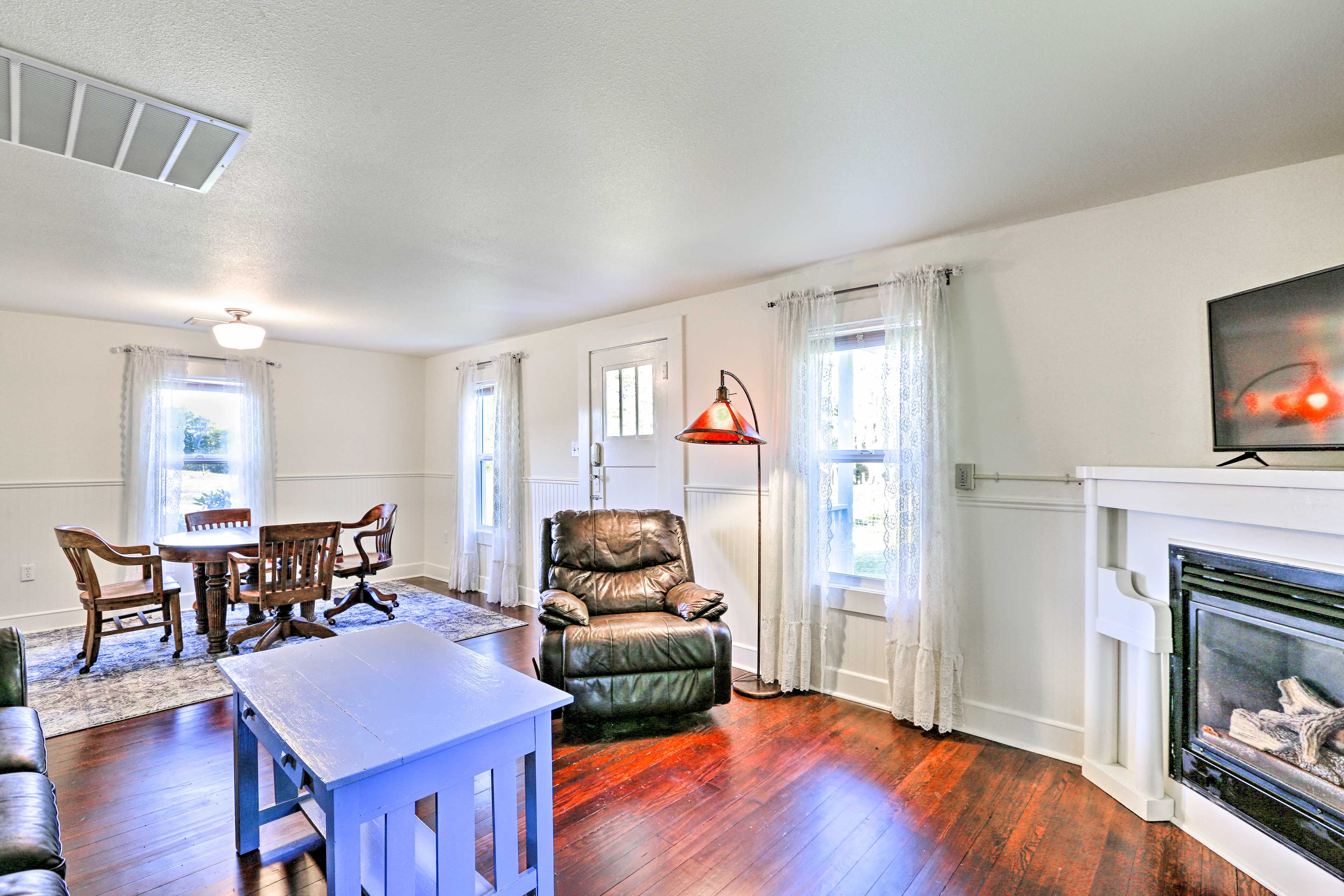 Living Room | Sleeper Sofa | Central Heating | Free WiFi