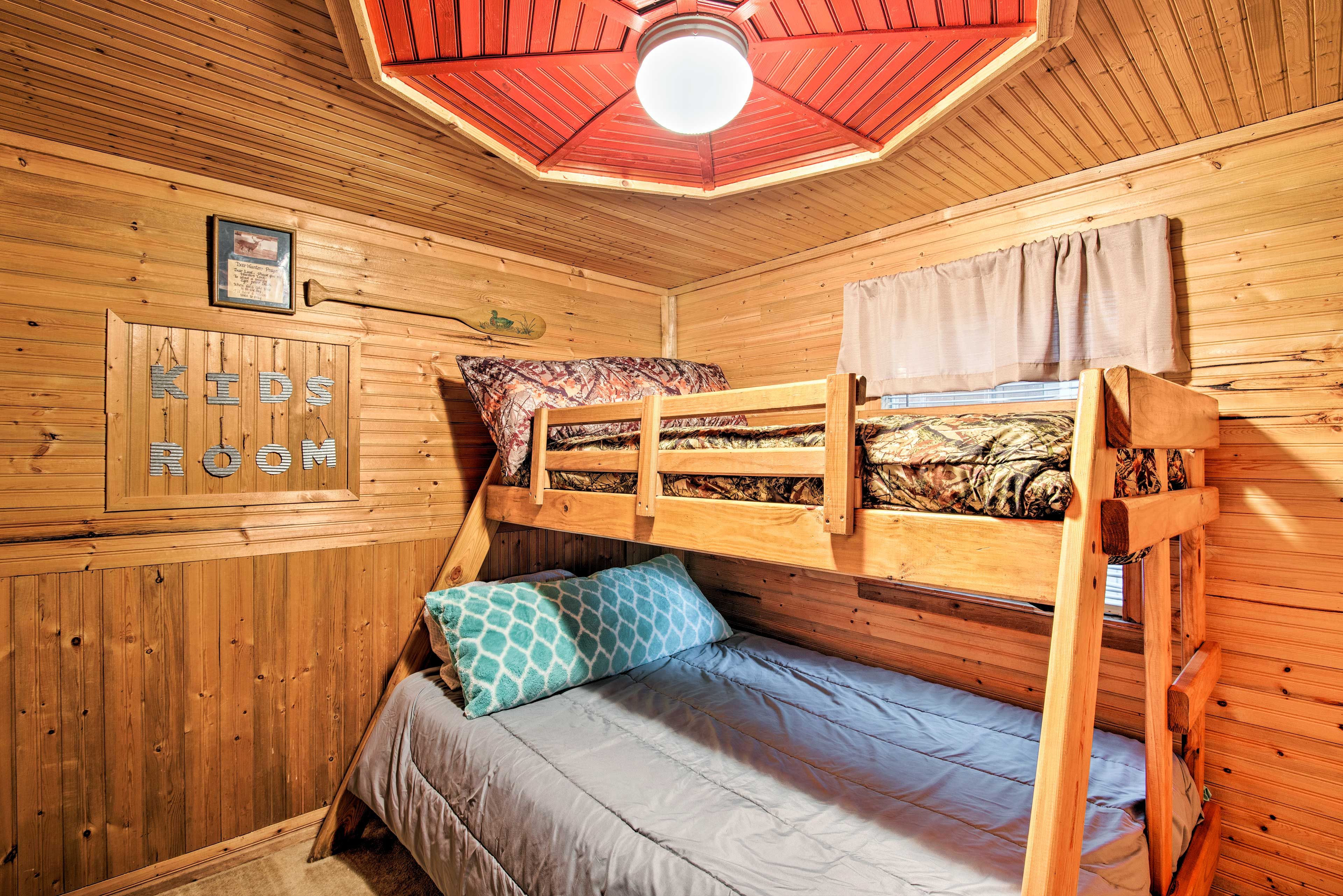 Bedroom 2 | Twin/Full Bunk Bed | Twin Floor Mattress