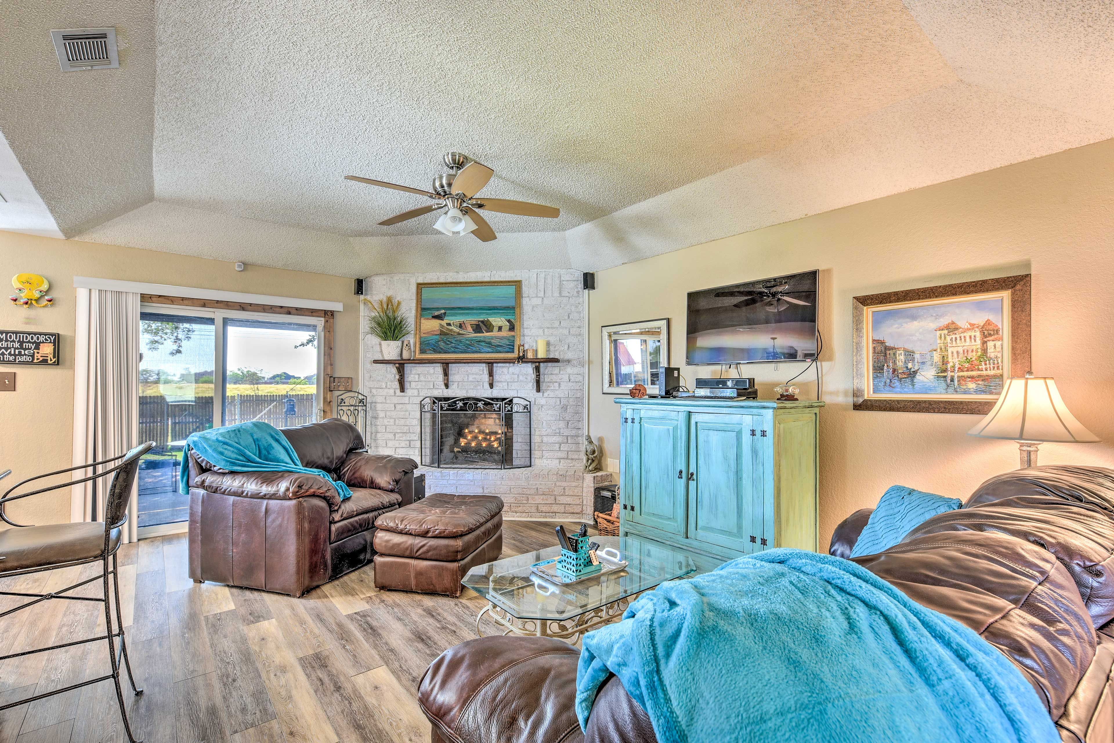 Living Room | Central A/C | Smart TV | Free WiFi