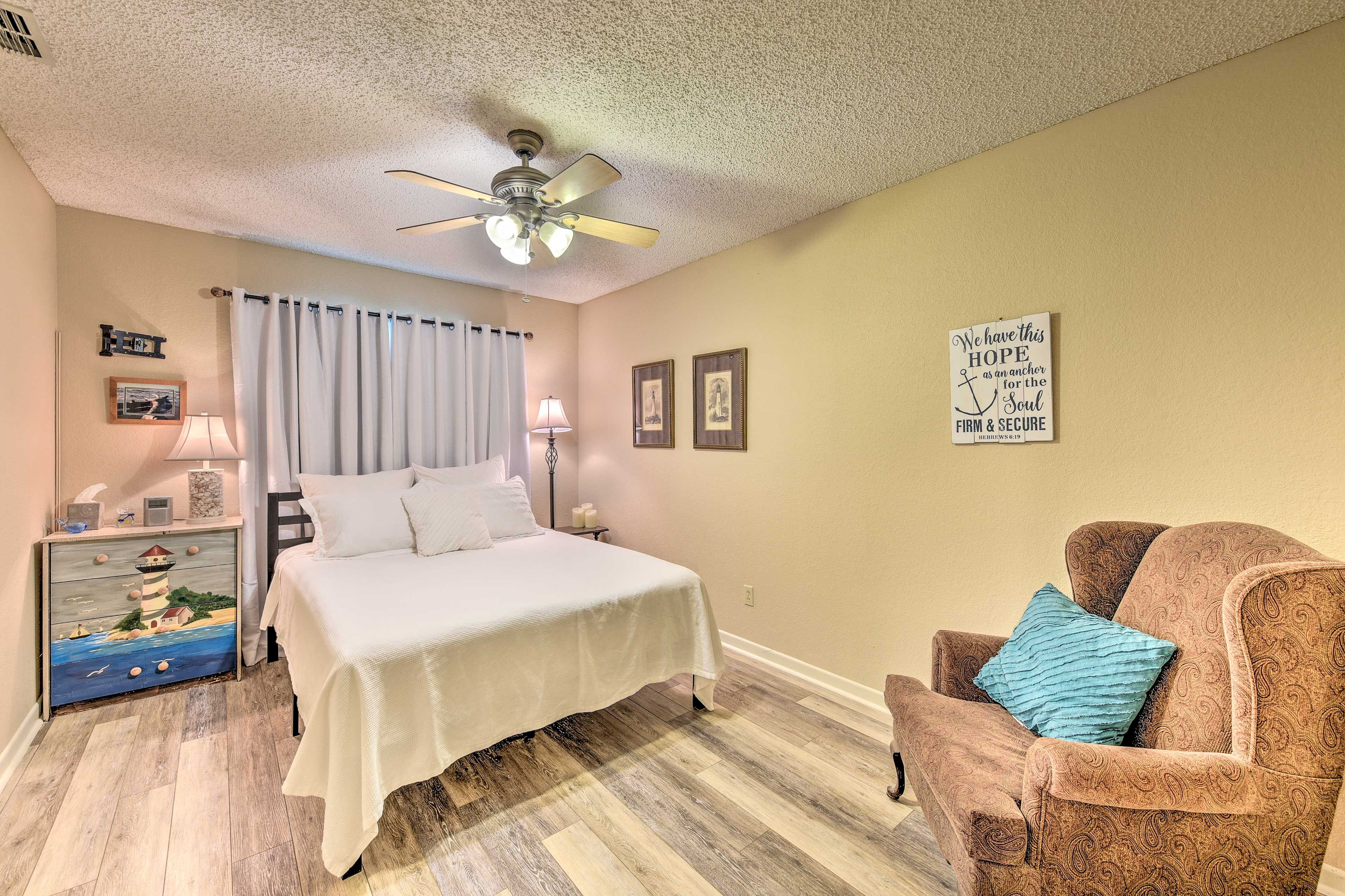 Bedroom 1 | Queen Bed