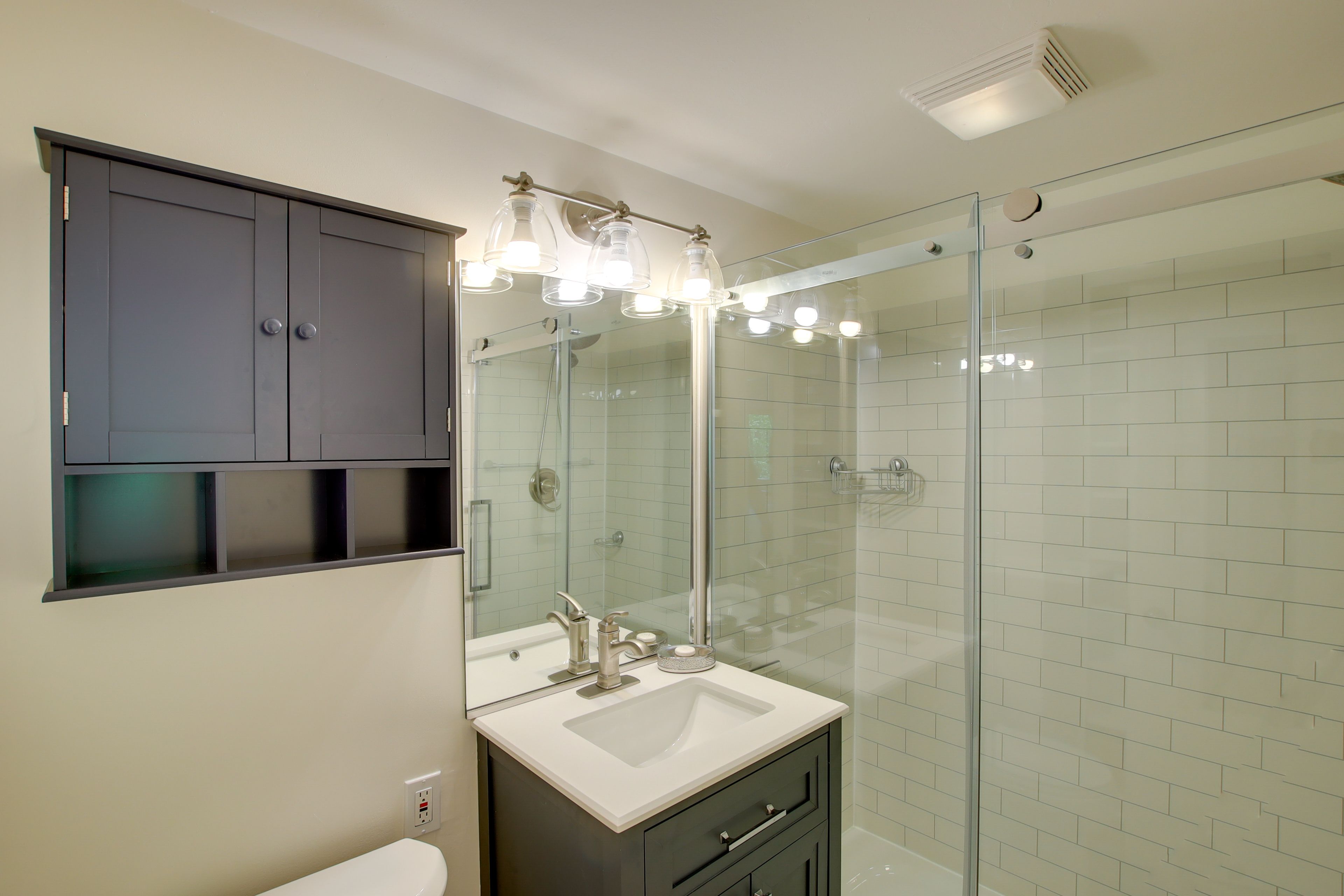 Full Bathroom | Towels Provided