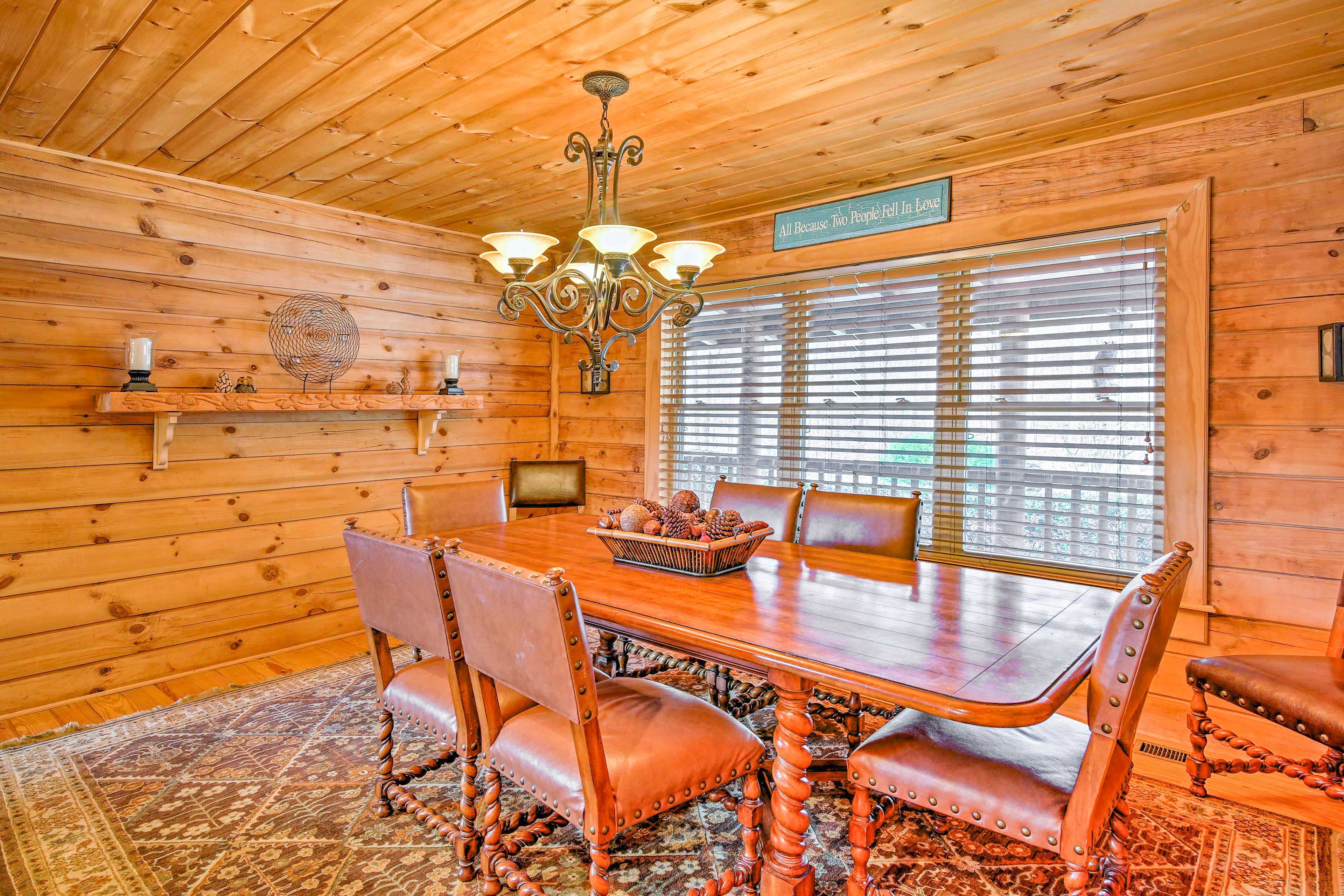 Dining Room | Dishes & Flatware Provided