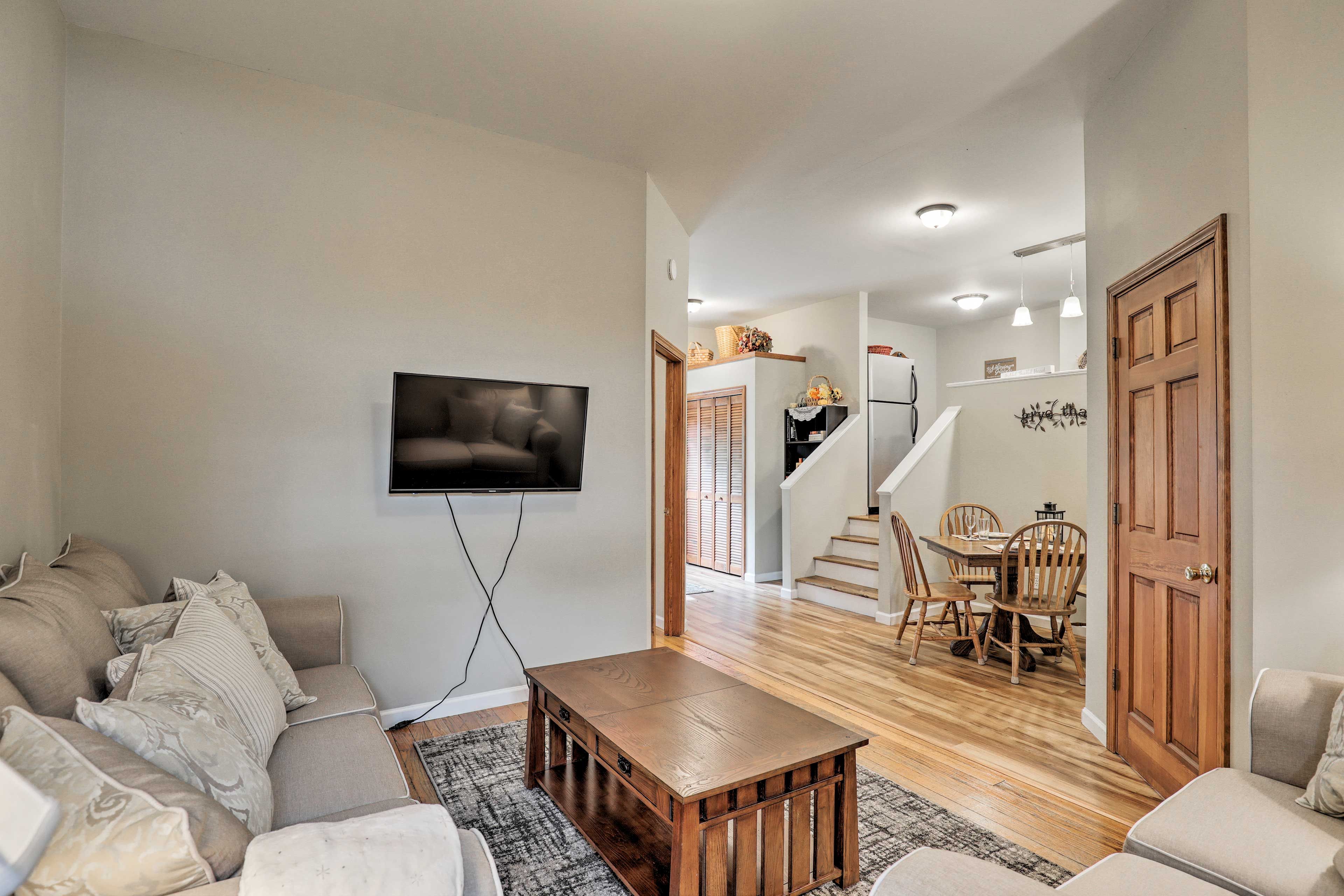 Living Room | Free WiFi | Window A/C Unit | Electric Heating