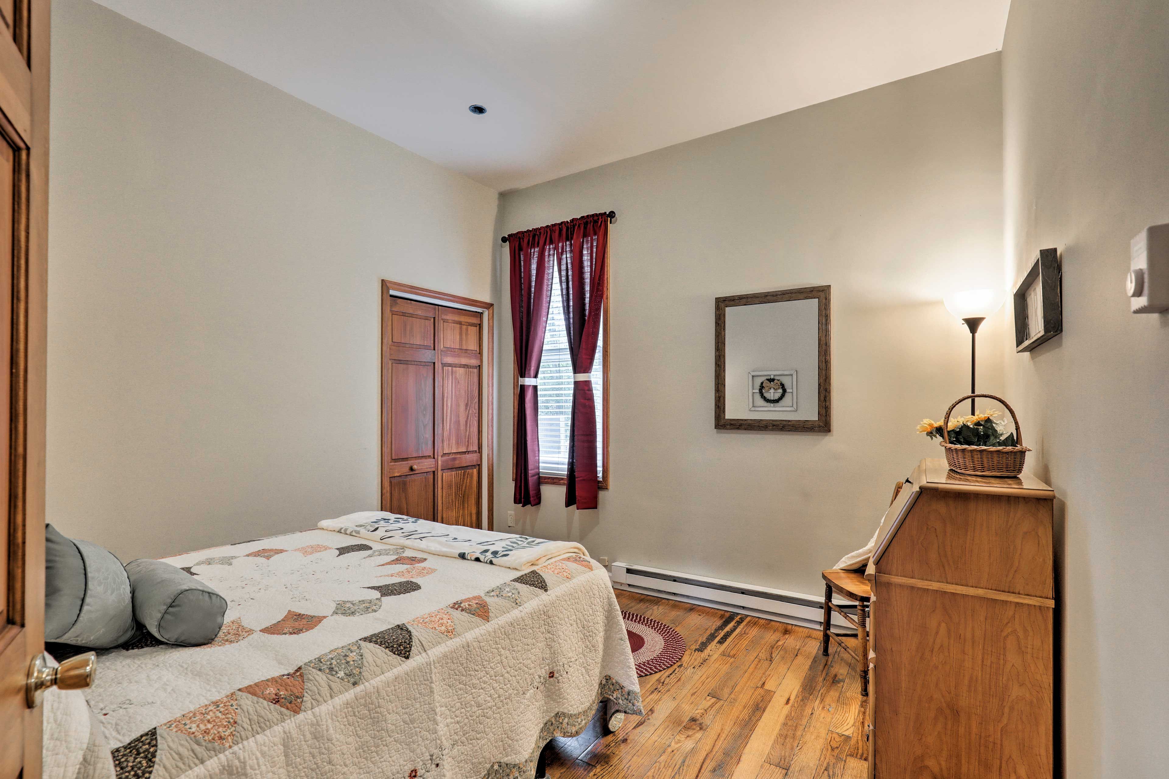 Bedroom | Queen Bed