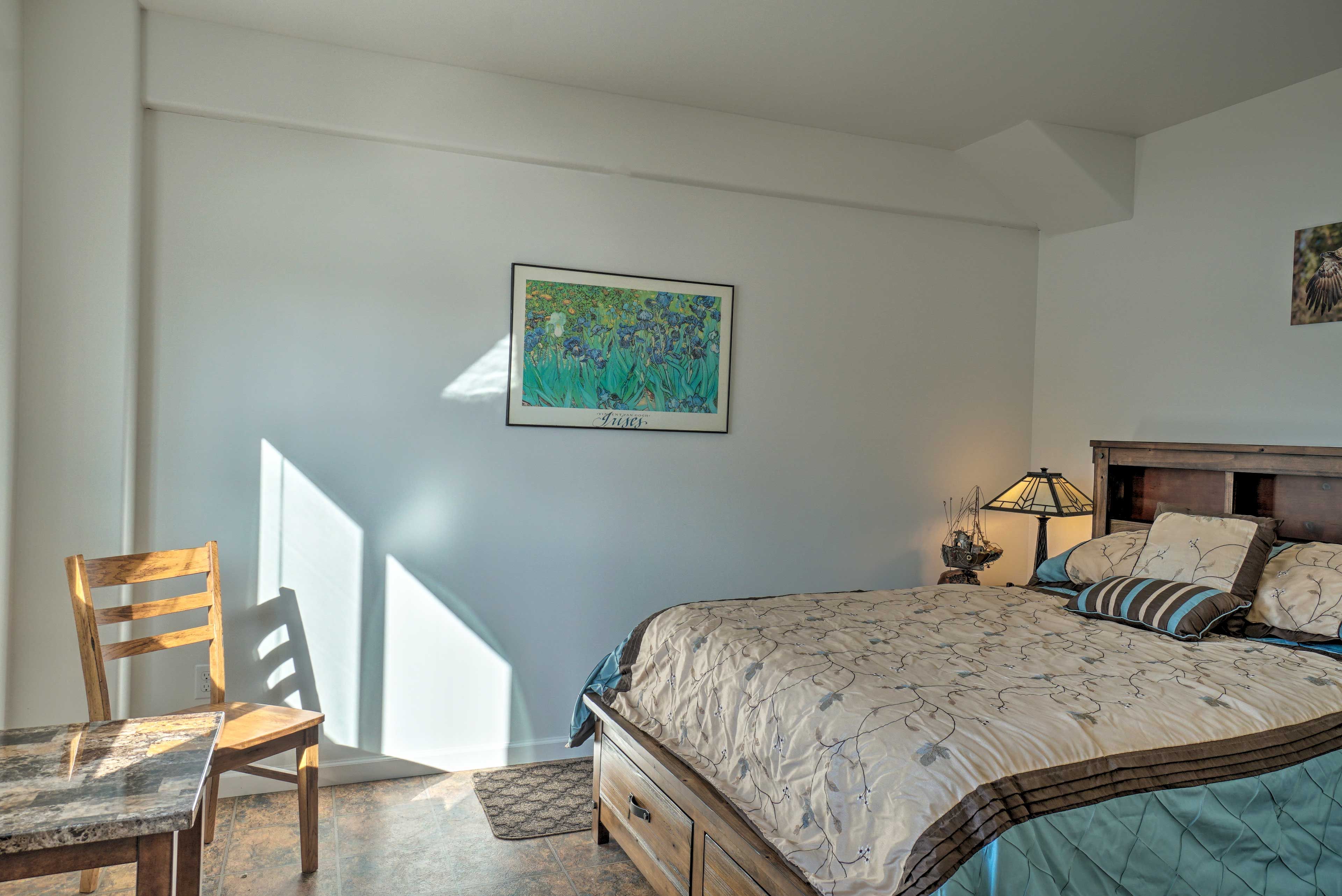 Bedroom 1 | Queen Bed