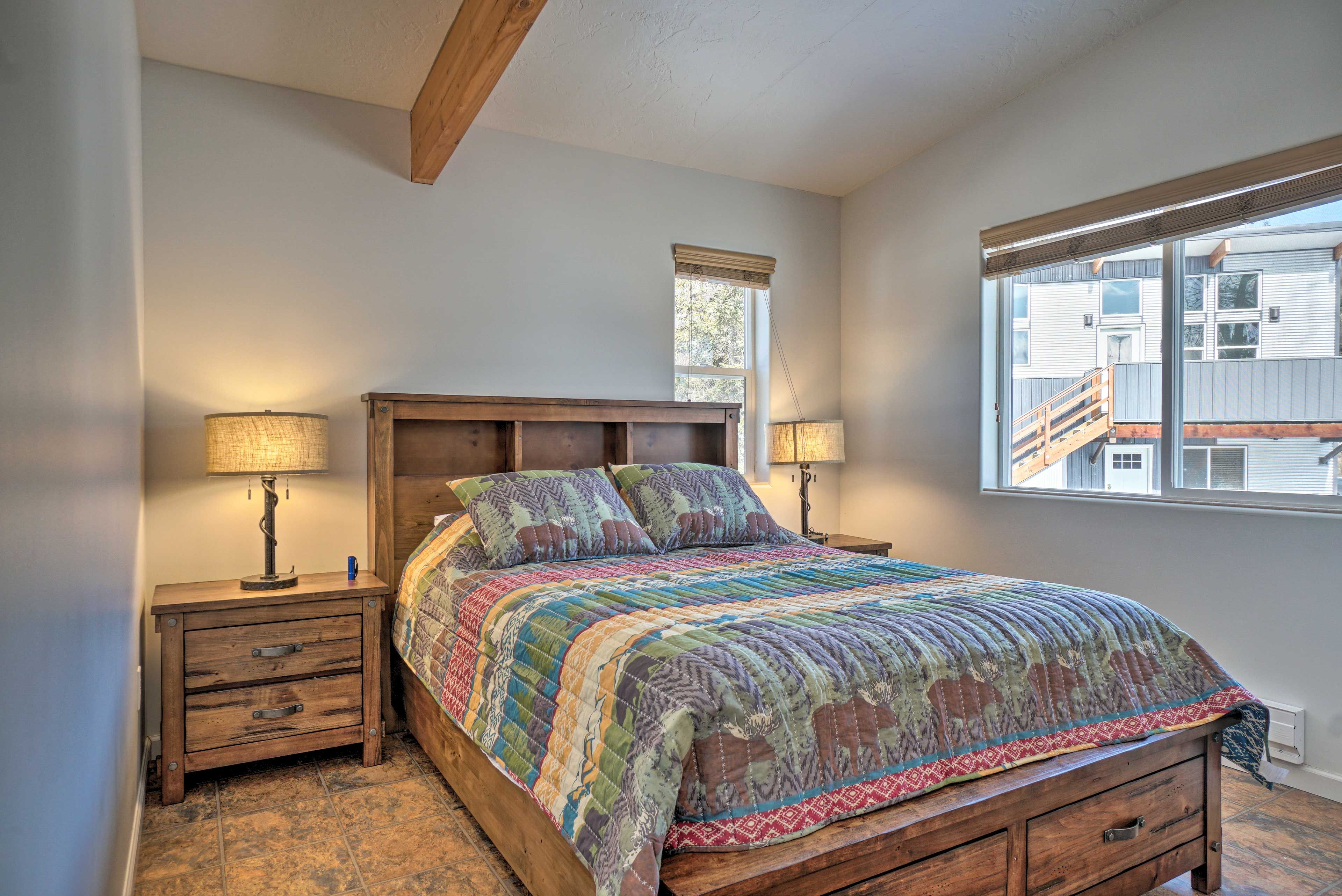 Bedroom 1 | Queen Bed