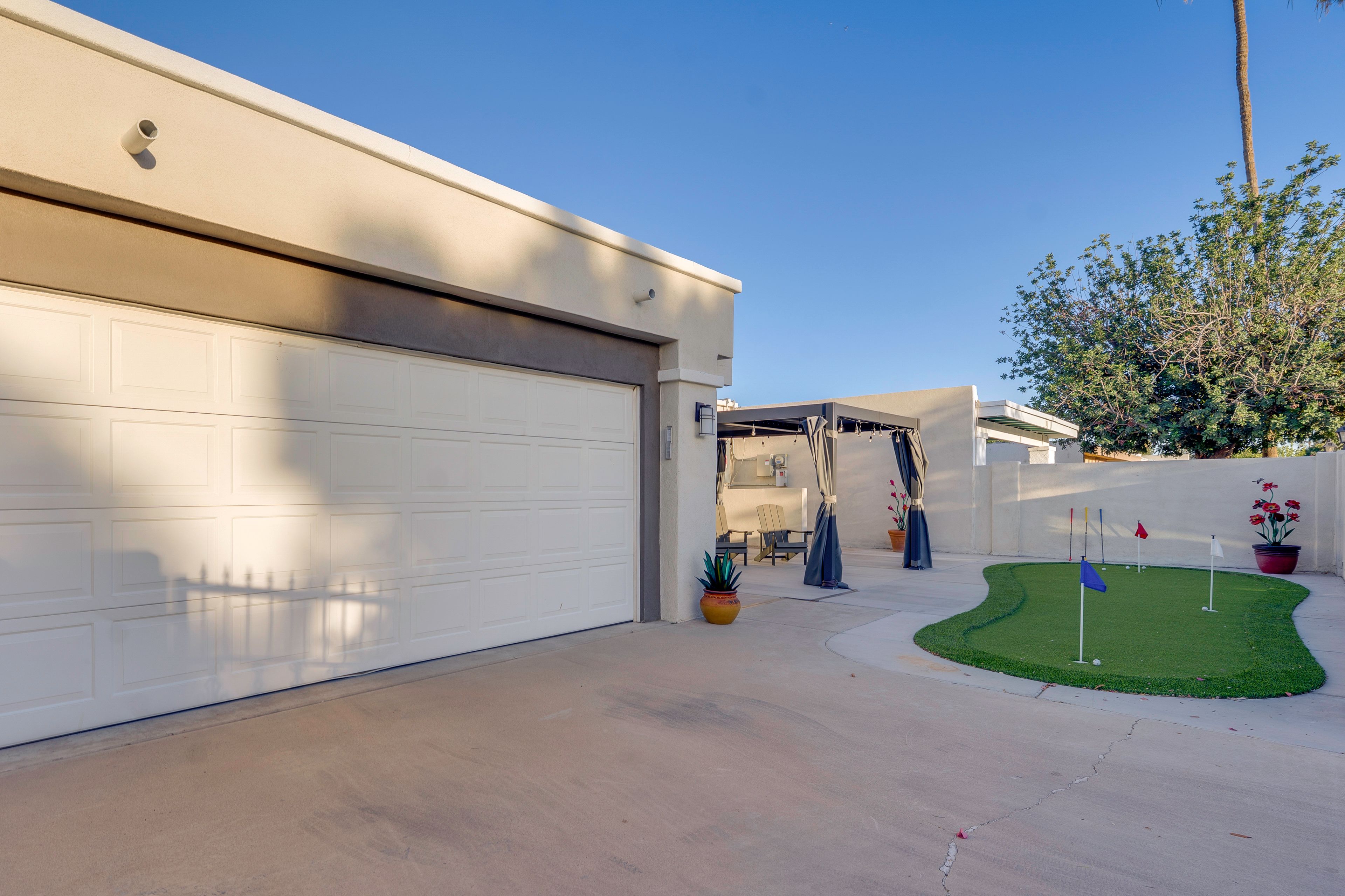 Exterior | Garage (2 Vehicles) | Driveway (2 Vehicles)