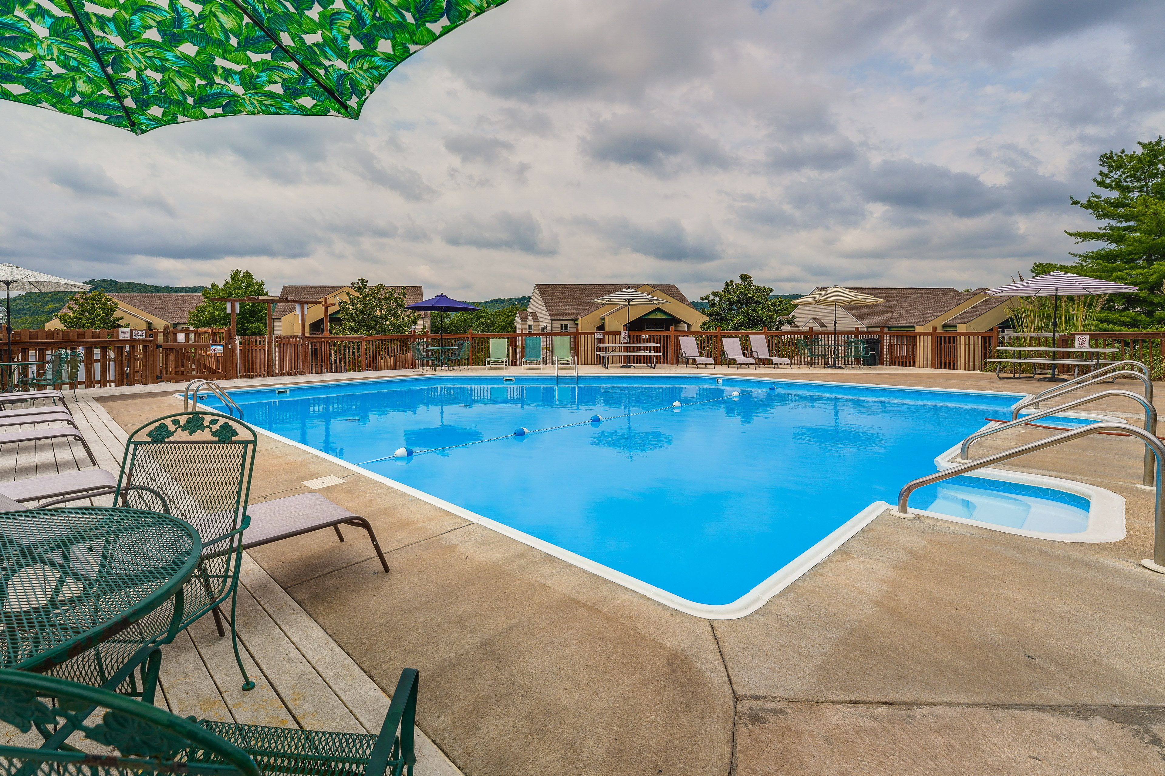 The Cove at Indian Point Community Amenities | Pool | Hot Tub | Dining Area