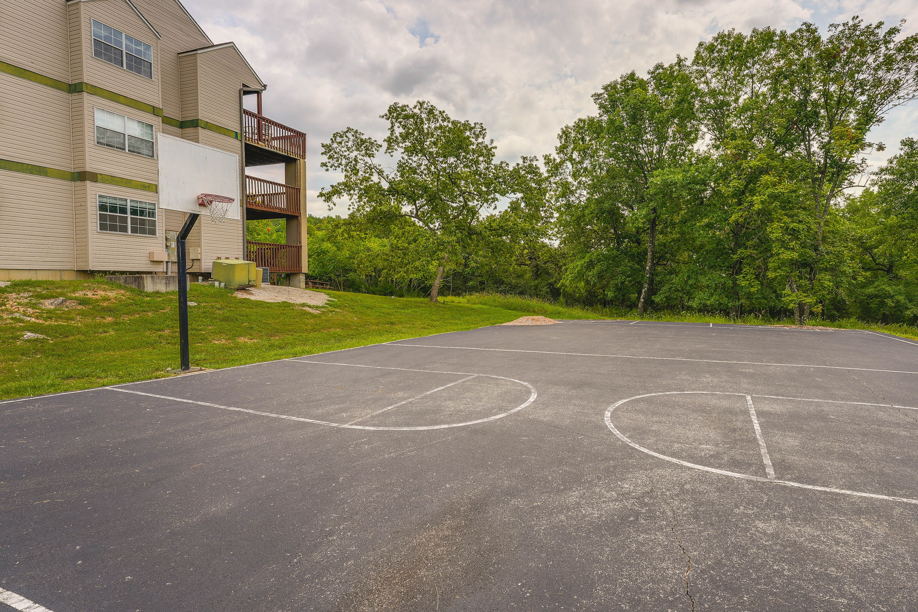Community Amenities | Sports Courts & Playground