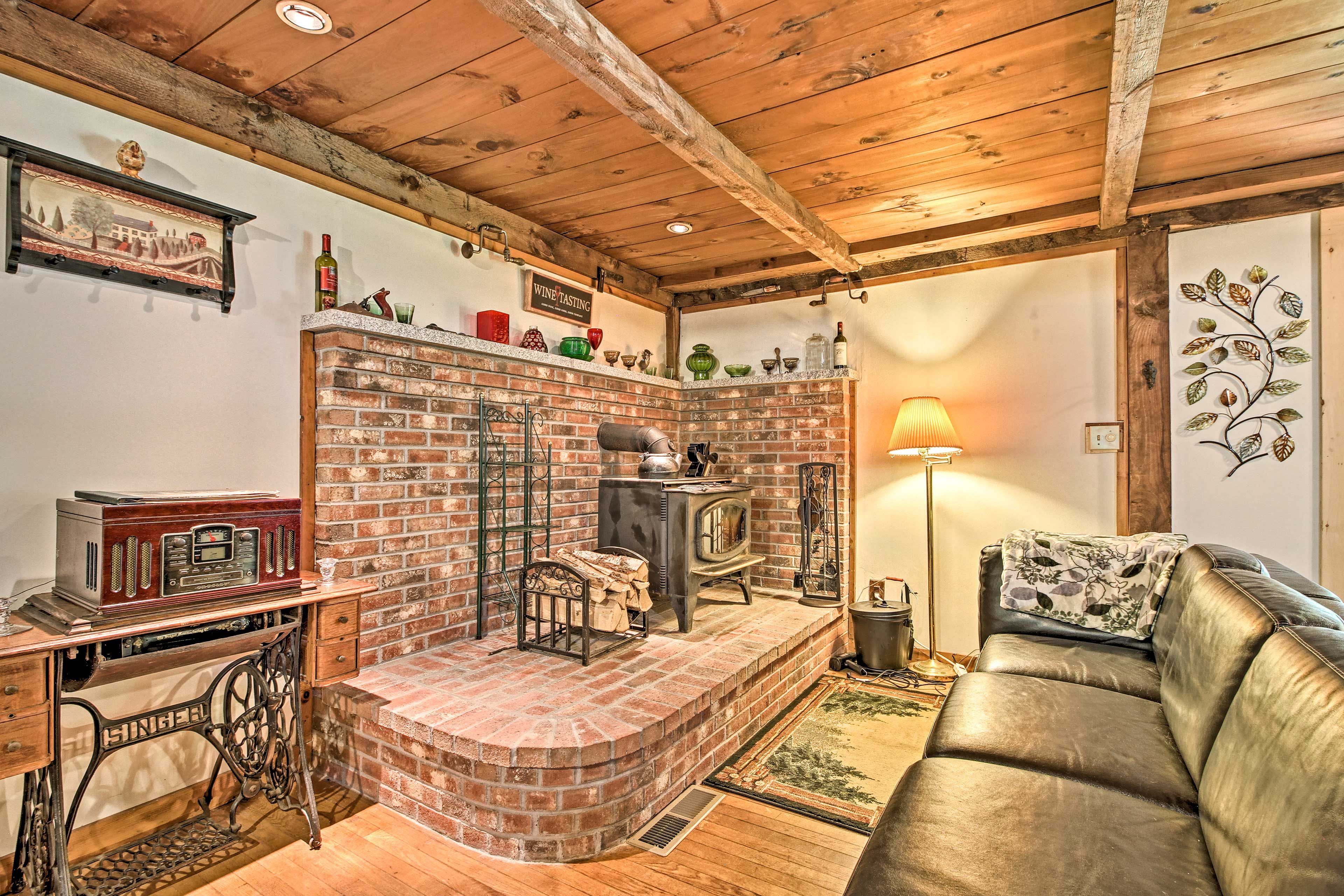 Living Room | 2 Sleeper Sofas | Free WiFi