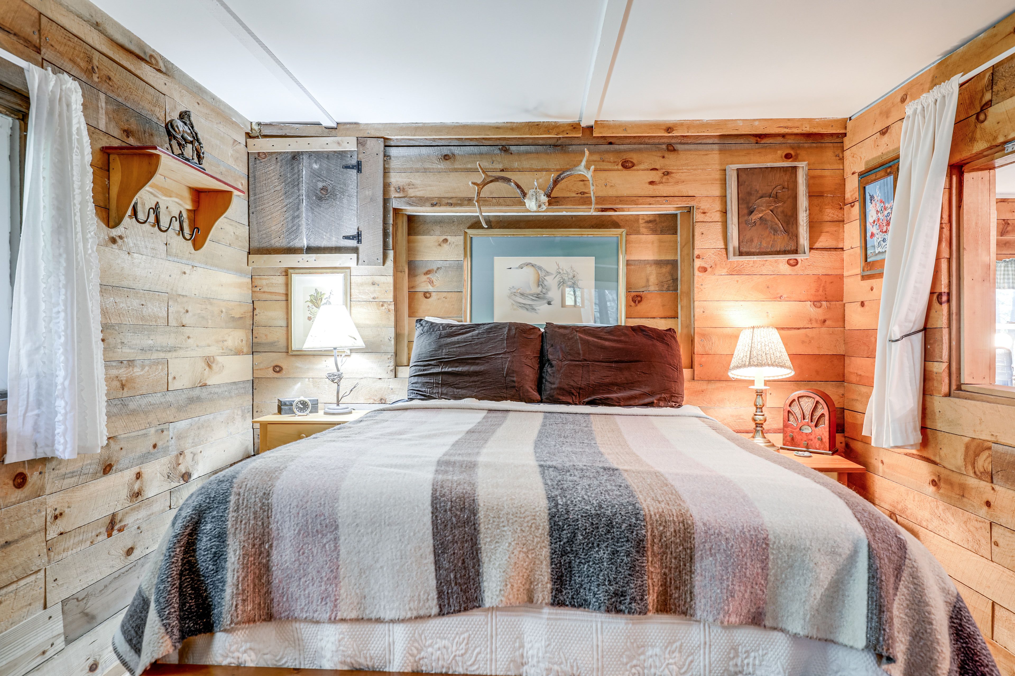 Sleeping Nook 1 | Queen Bed | Linens Provided