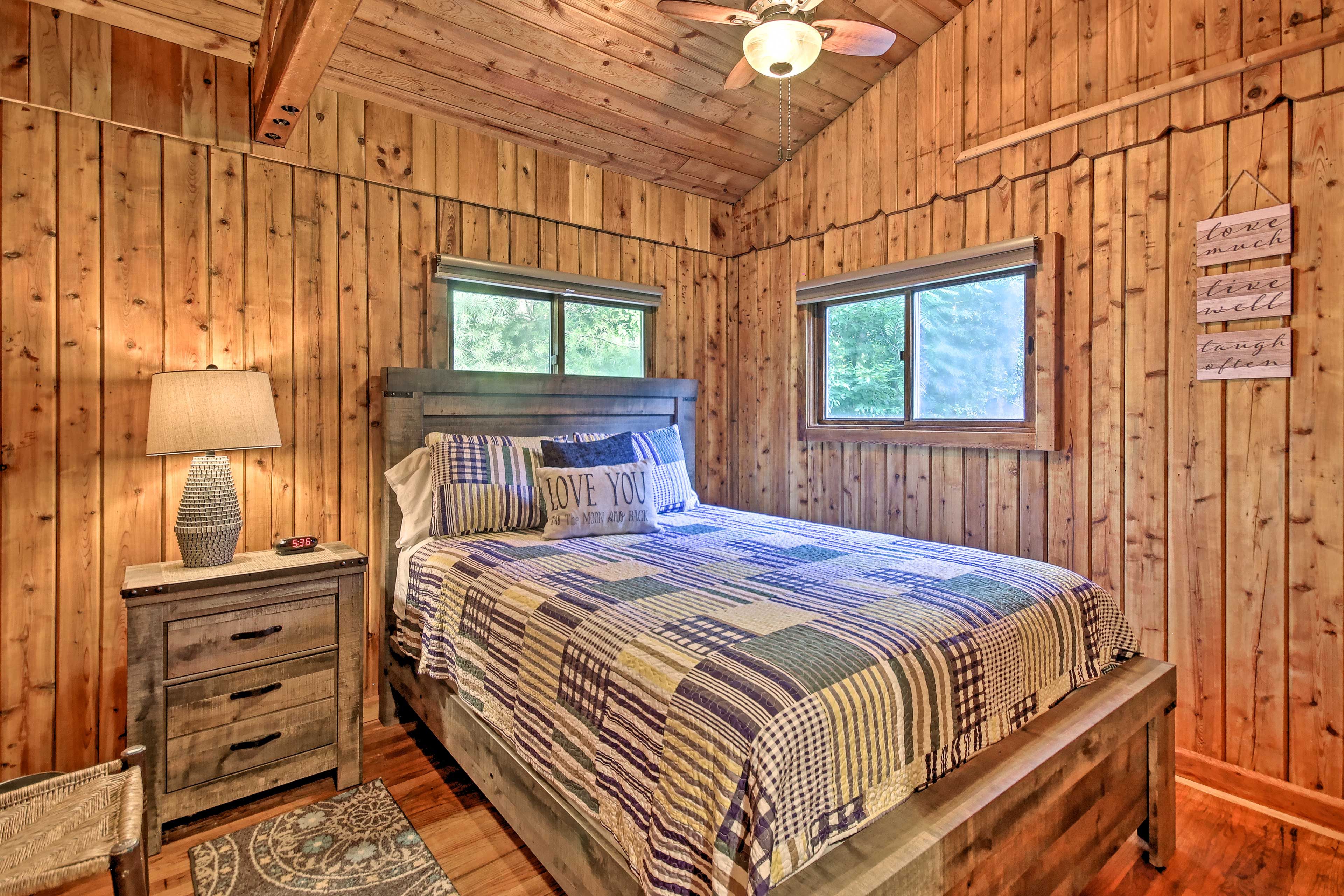 Bedroom 1 | Queen Bed