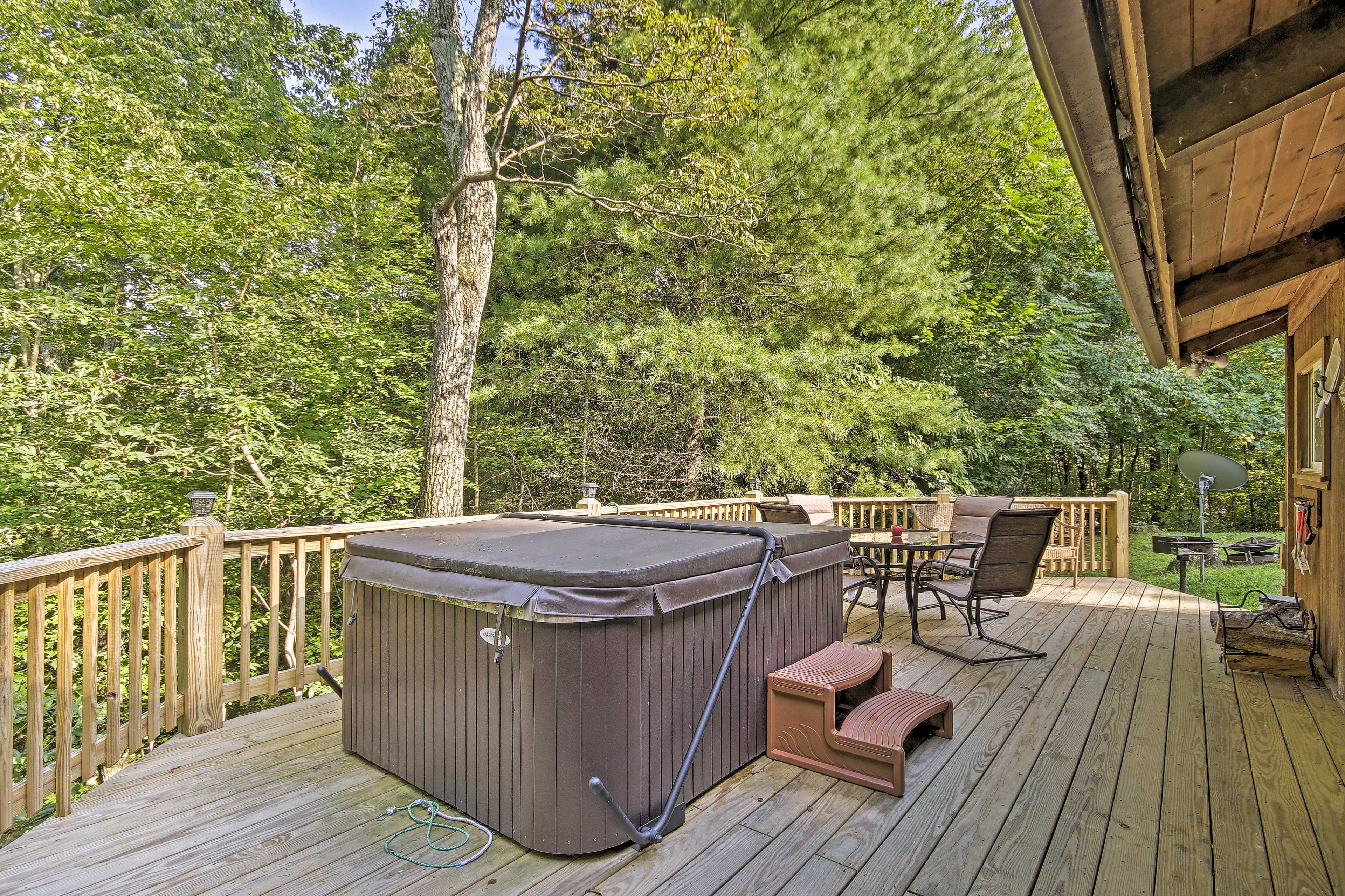 Furnished Deck | Hot Tub | BBQ Tools Provided