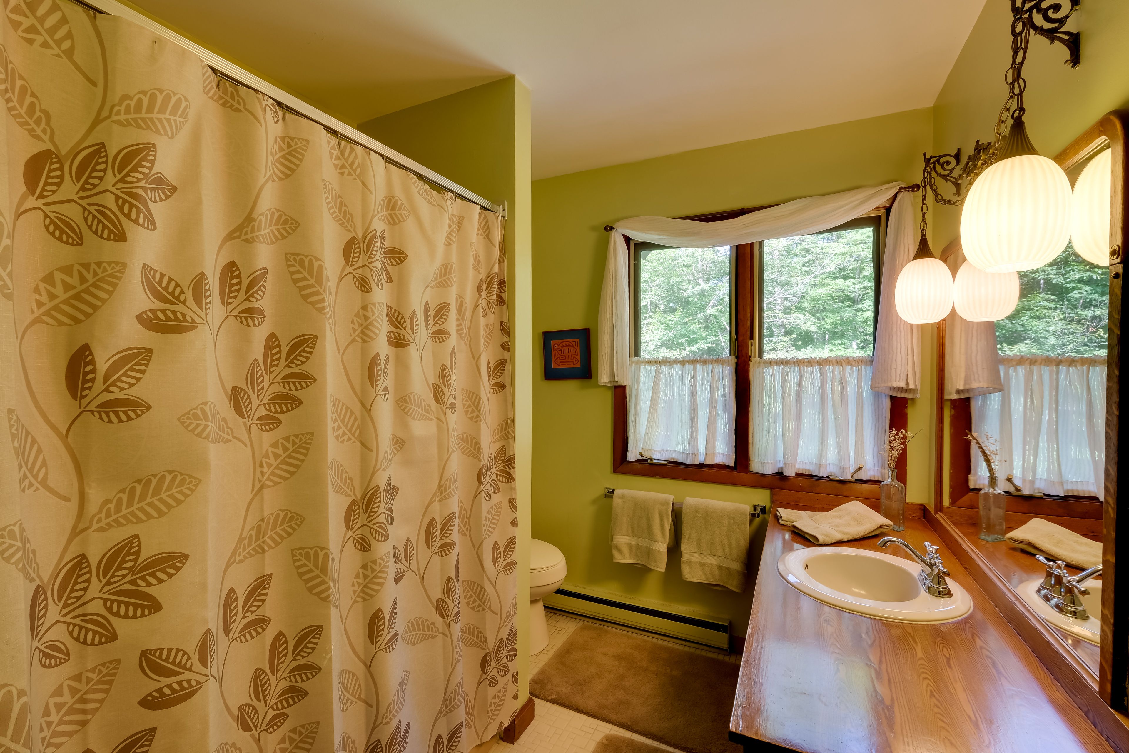 Full Bathroom | Towels Provided
