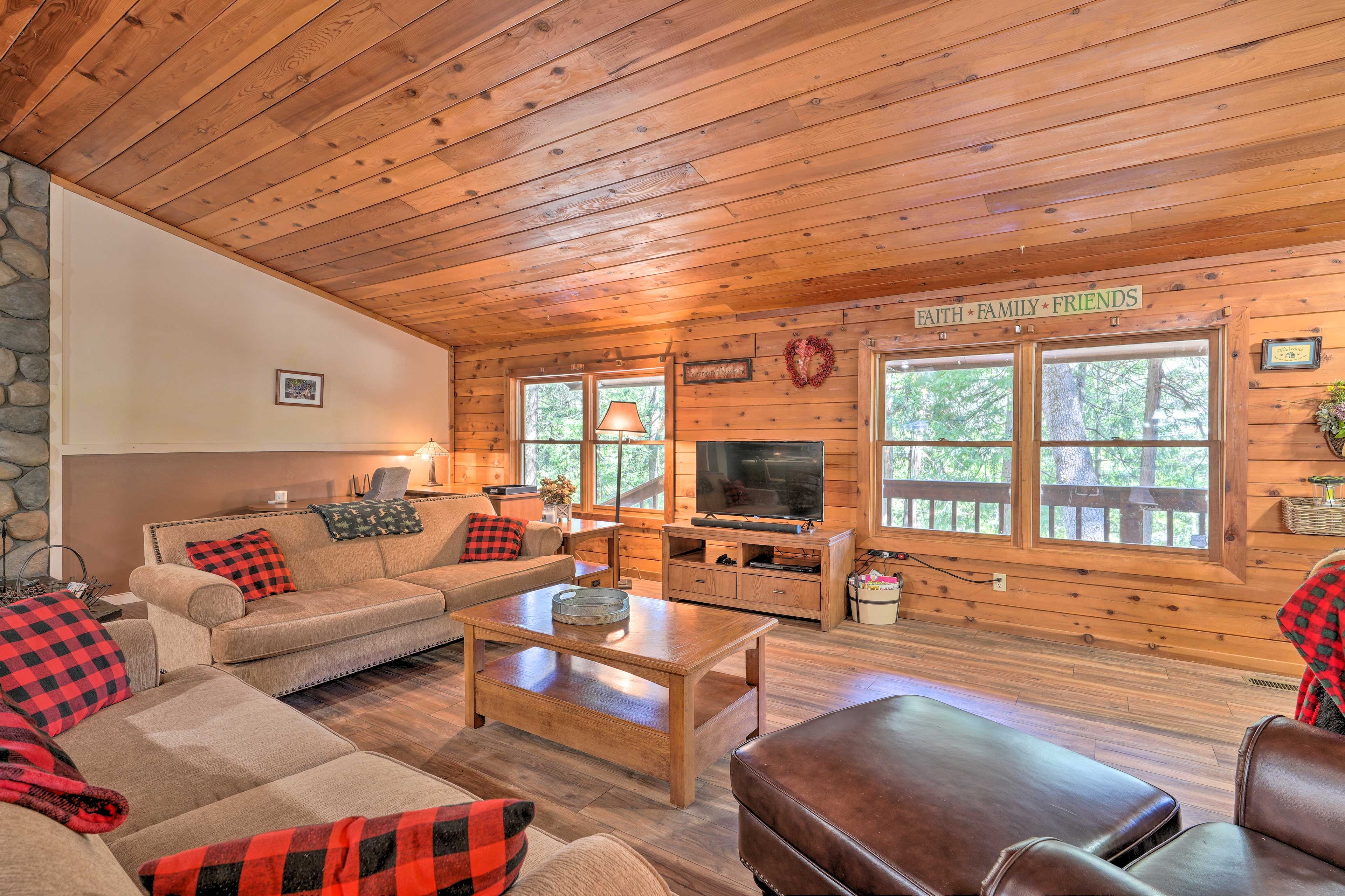 Living Room | Central A/C & Heating | Smart TV | Free WiFi