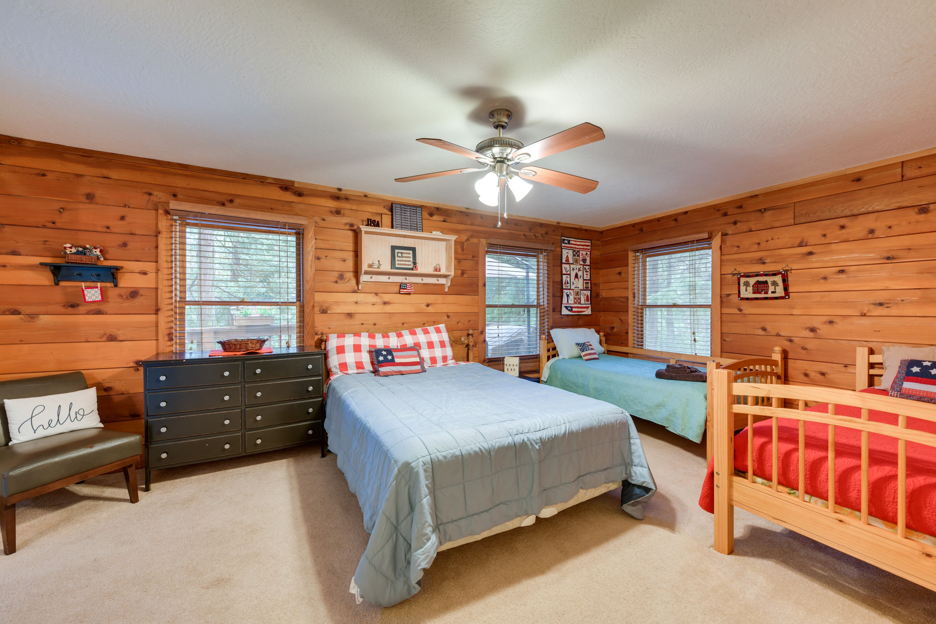 Bedroom 2 | Queen Bed | 2 Twin Beds