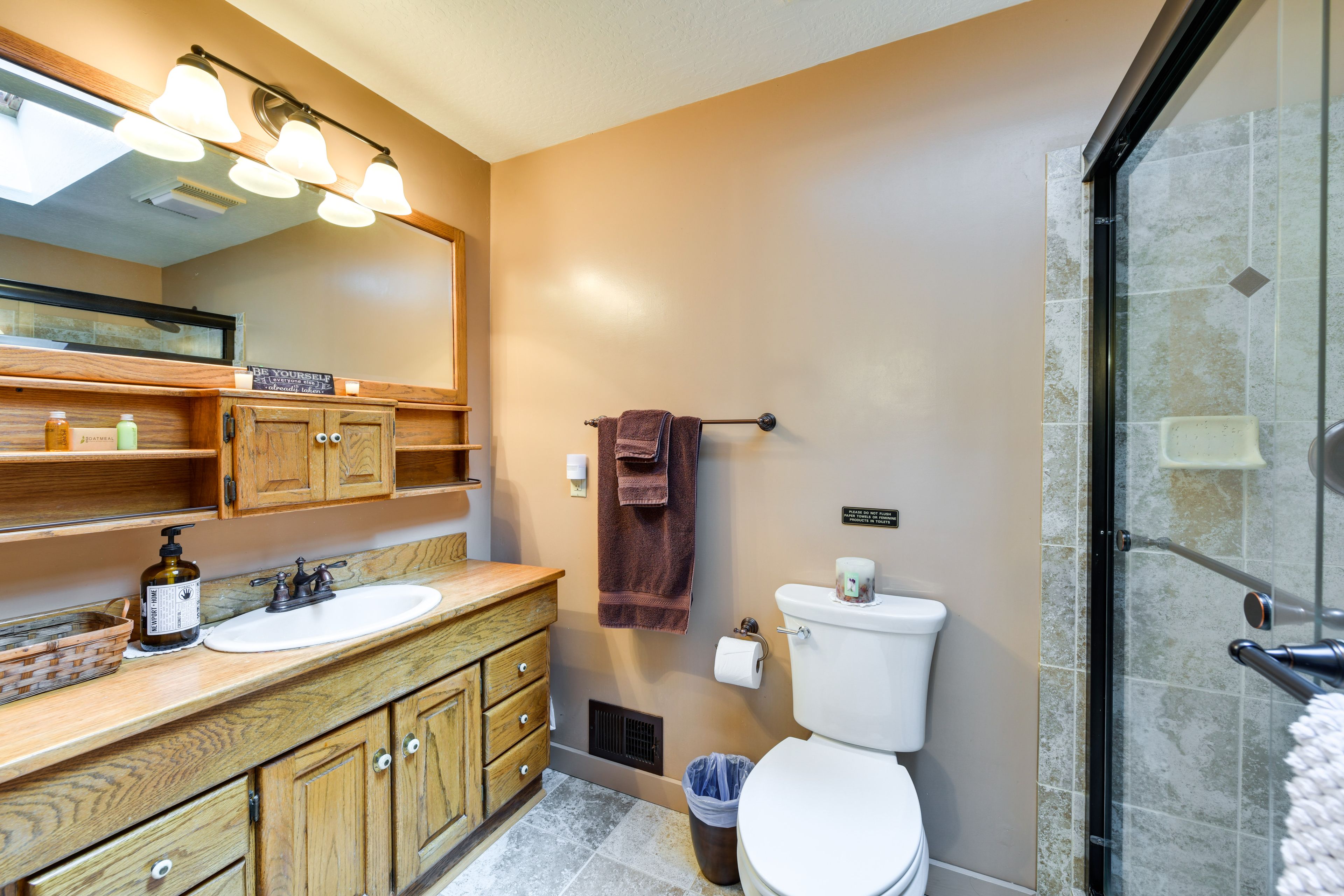Full Bathroom | Complimentary Toiletries