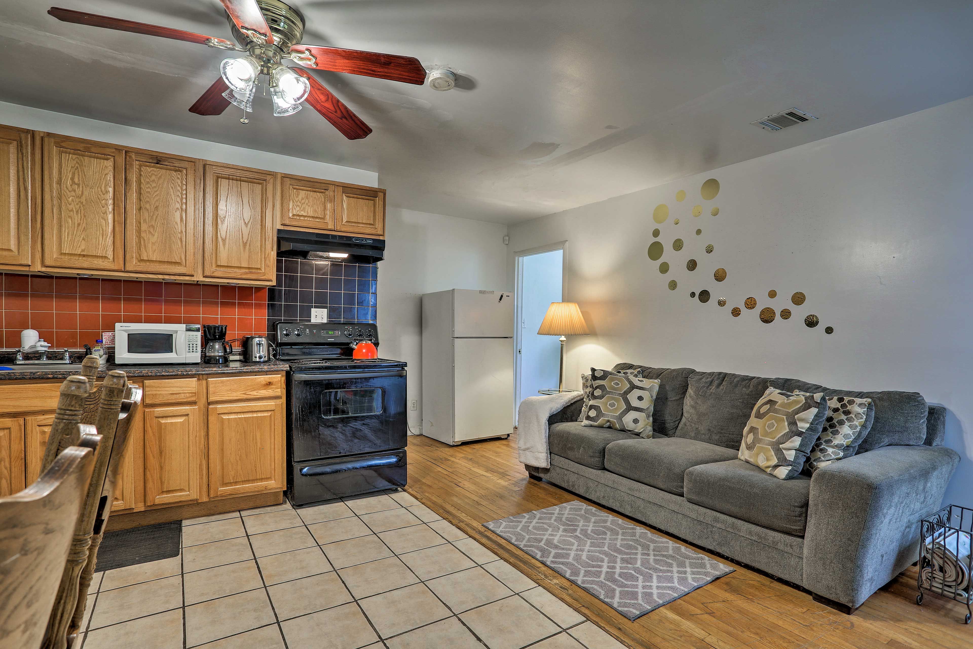 Explore Newark with ease at this 3 bedroom, 1-bath apartment!