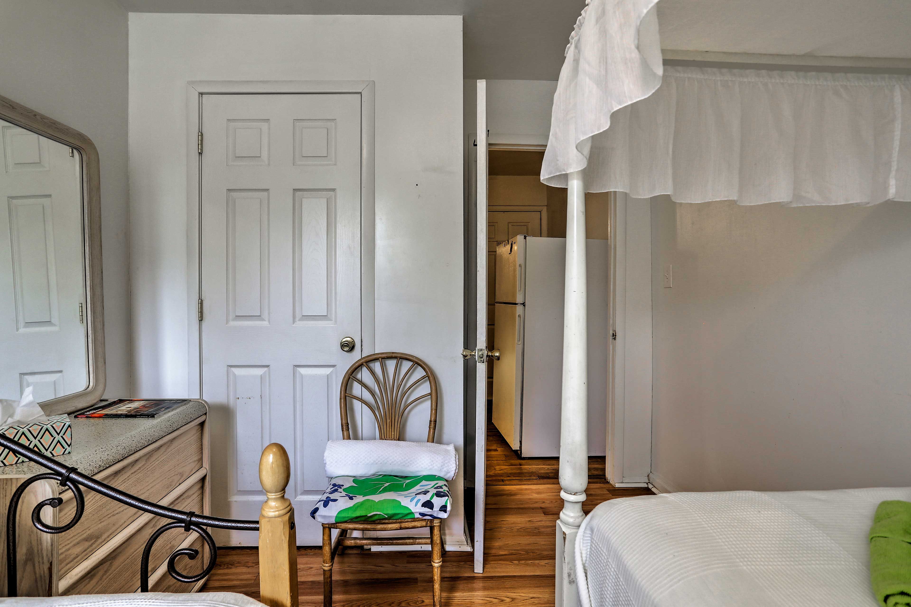 Your clothes will stay wrinkle-free thanks to the dresser.