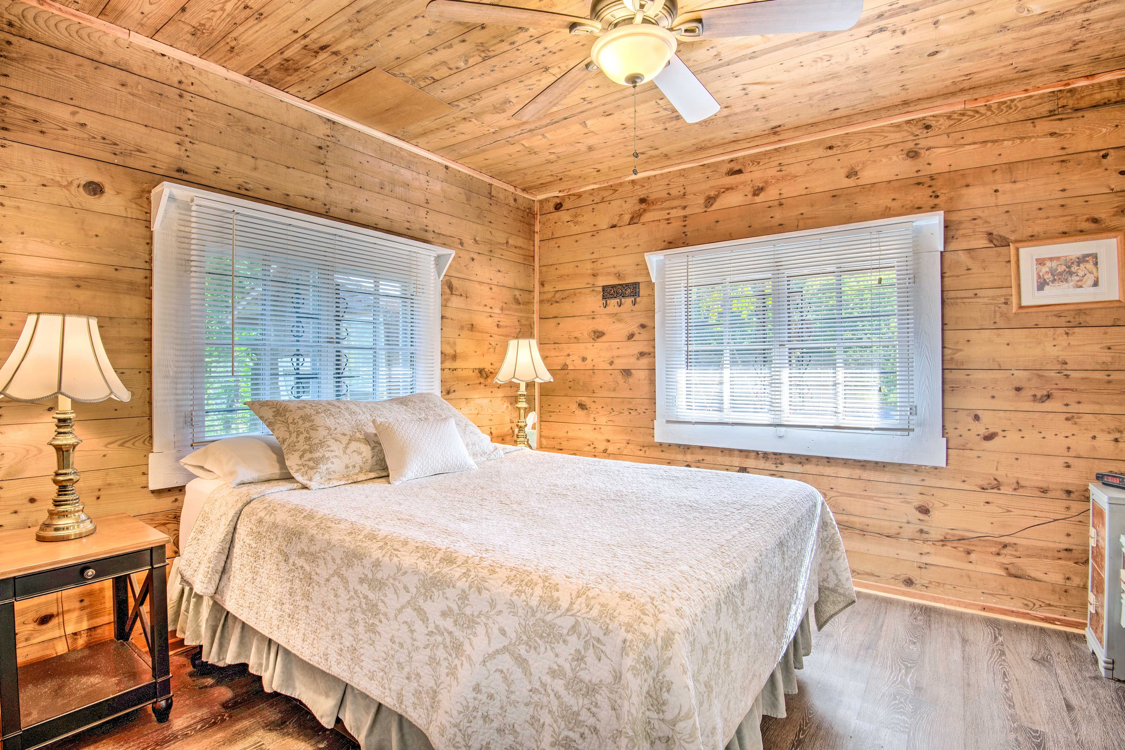 Bedroom 1 | Queen Bed