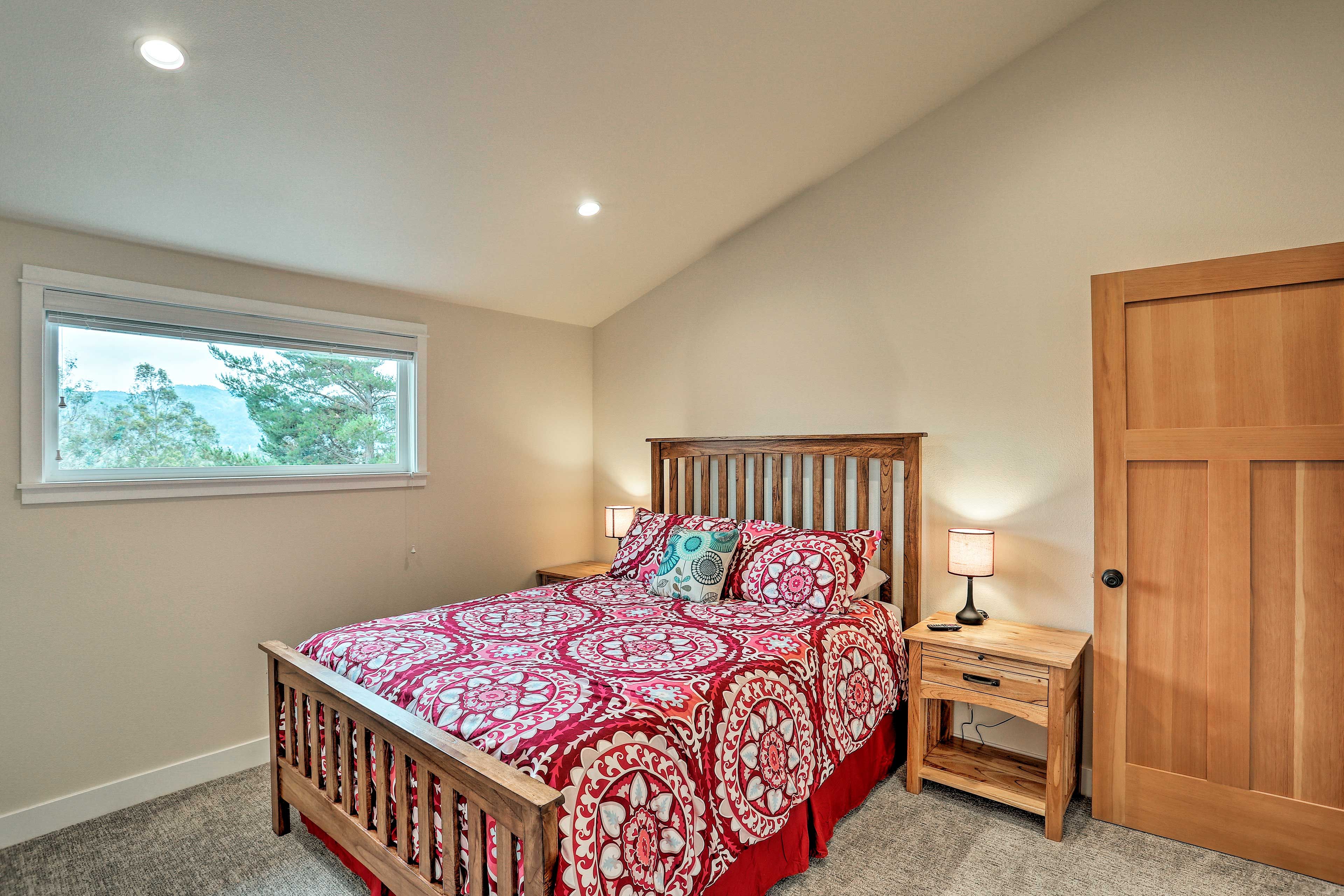 Bedroom 1 | Queen Bed