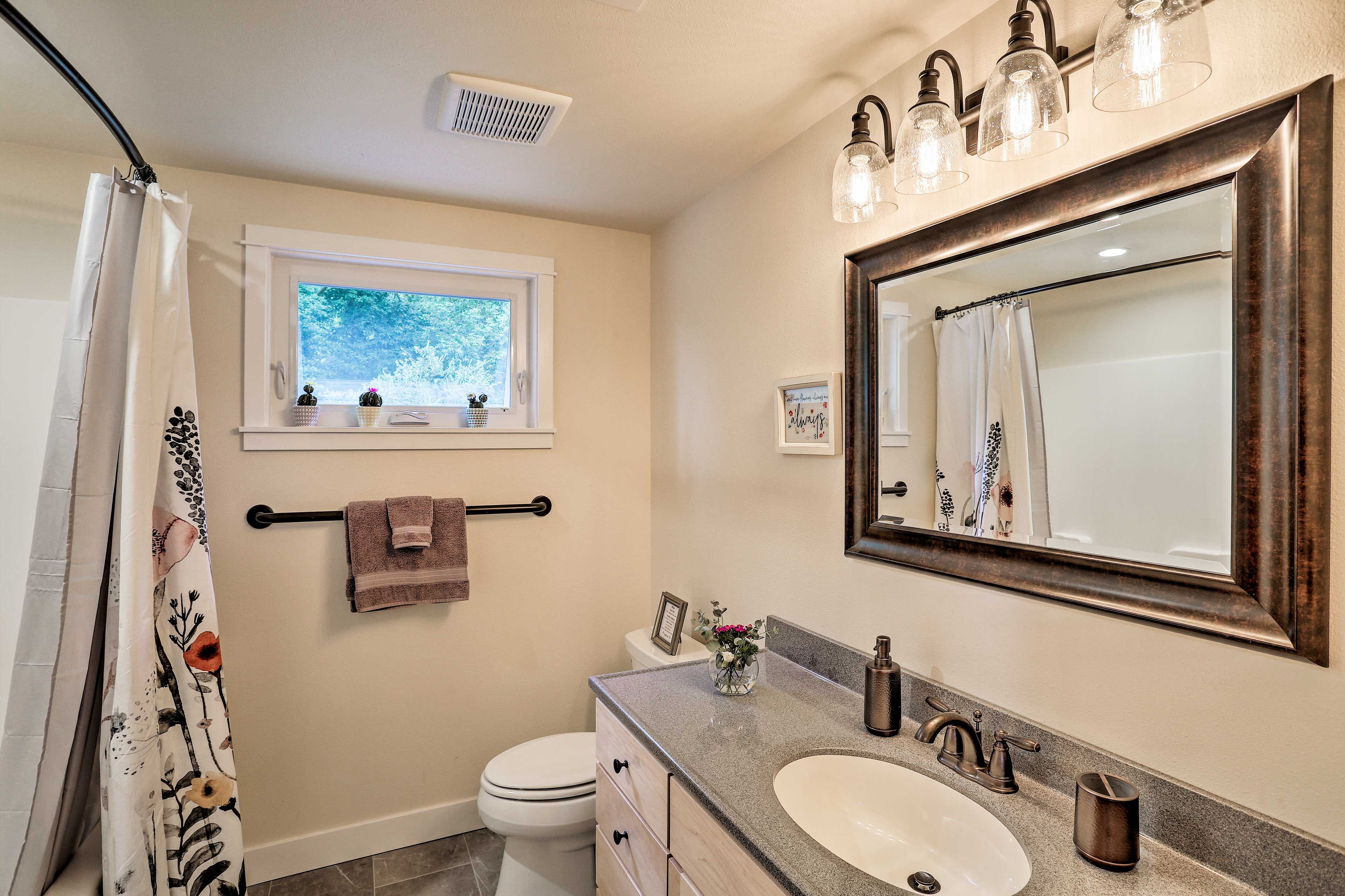 Full Bathroom | Complimentary Toiletries | Hair Dryer
