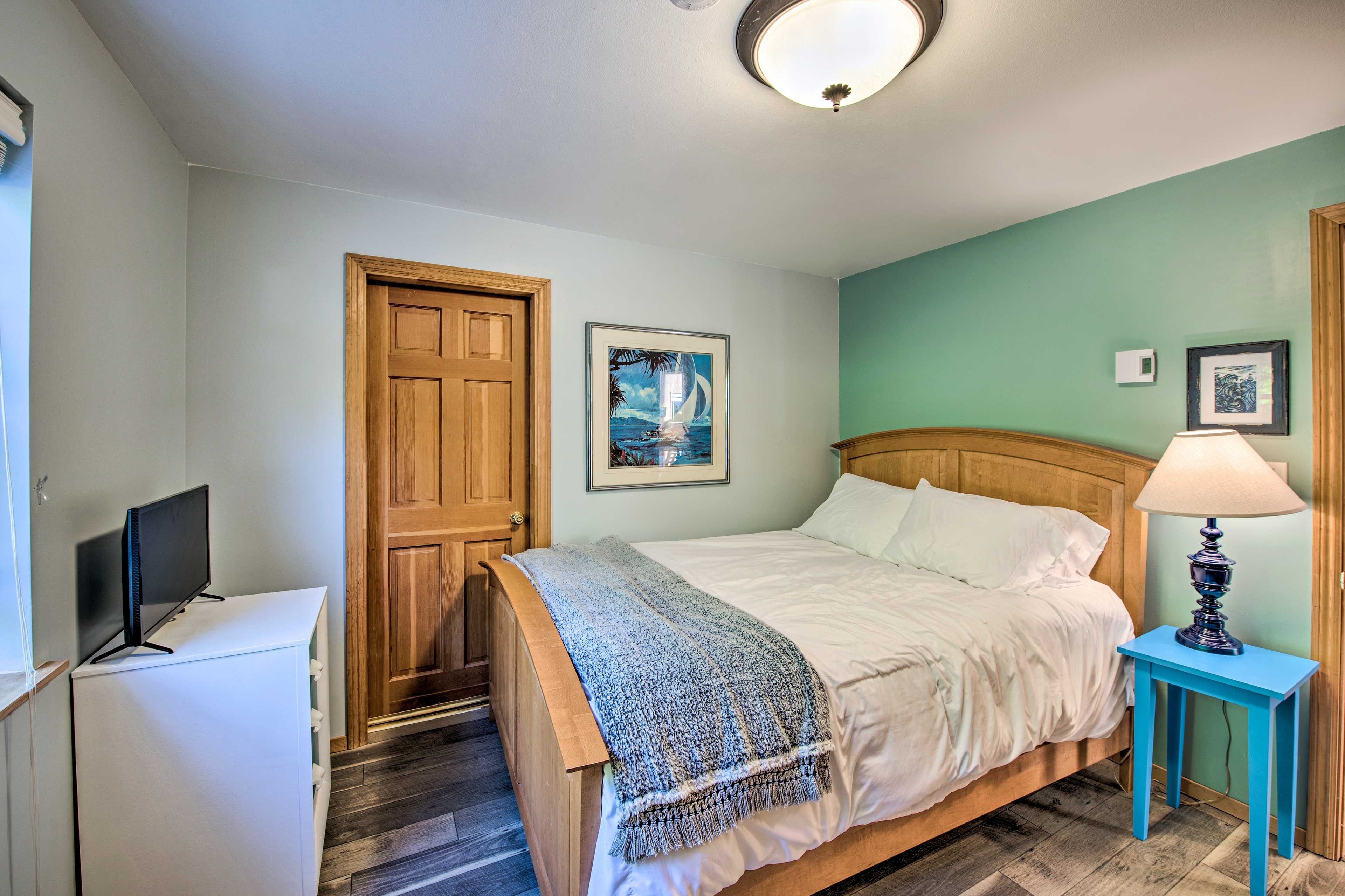 Bedroom 1 | Queen Bed