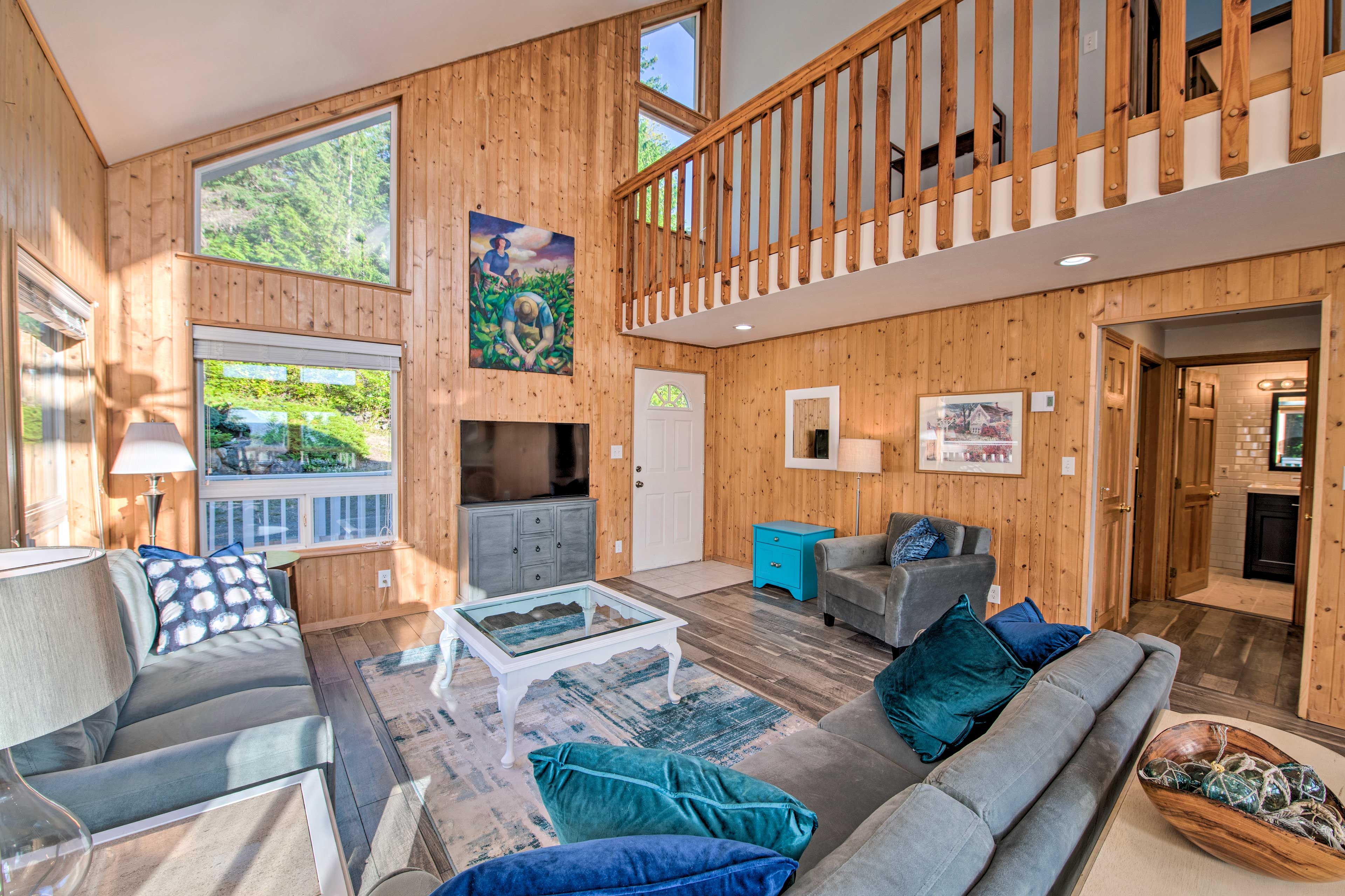 Living Room | Central A/C | Smart TV | Free WiFi