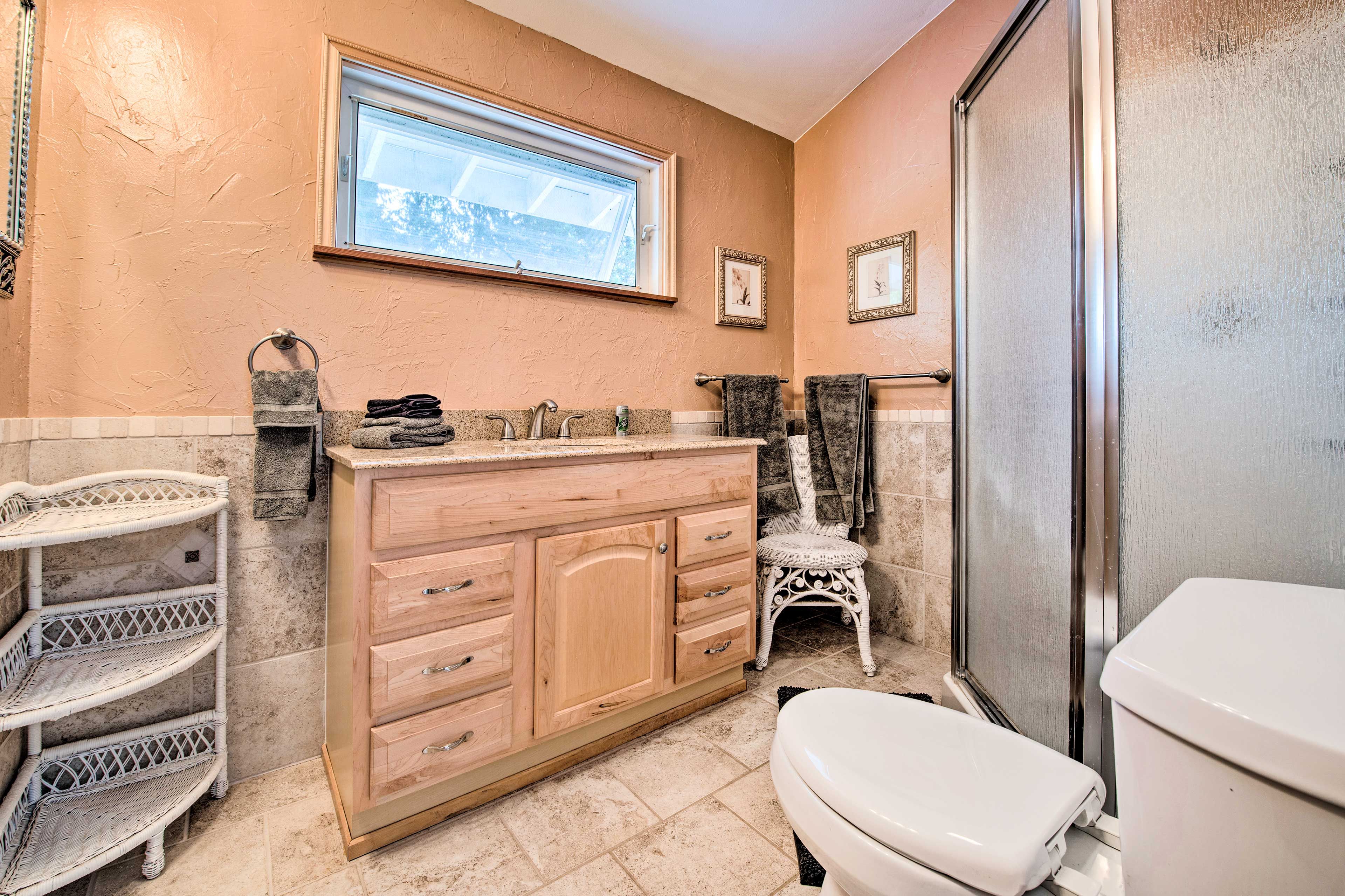 Full Bathroom | Complimentary Toiletries | Hair Dryer