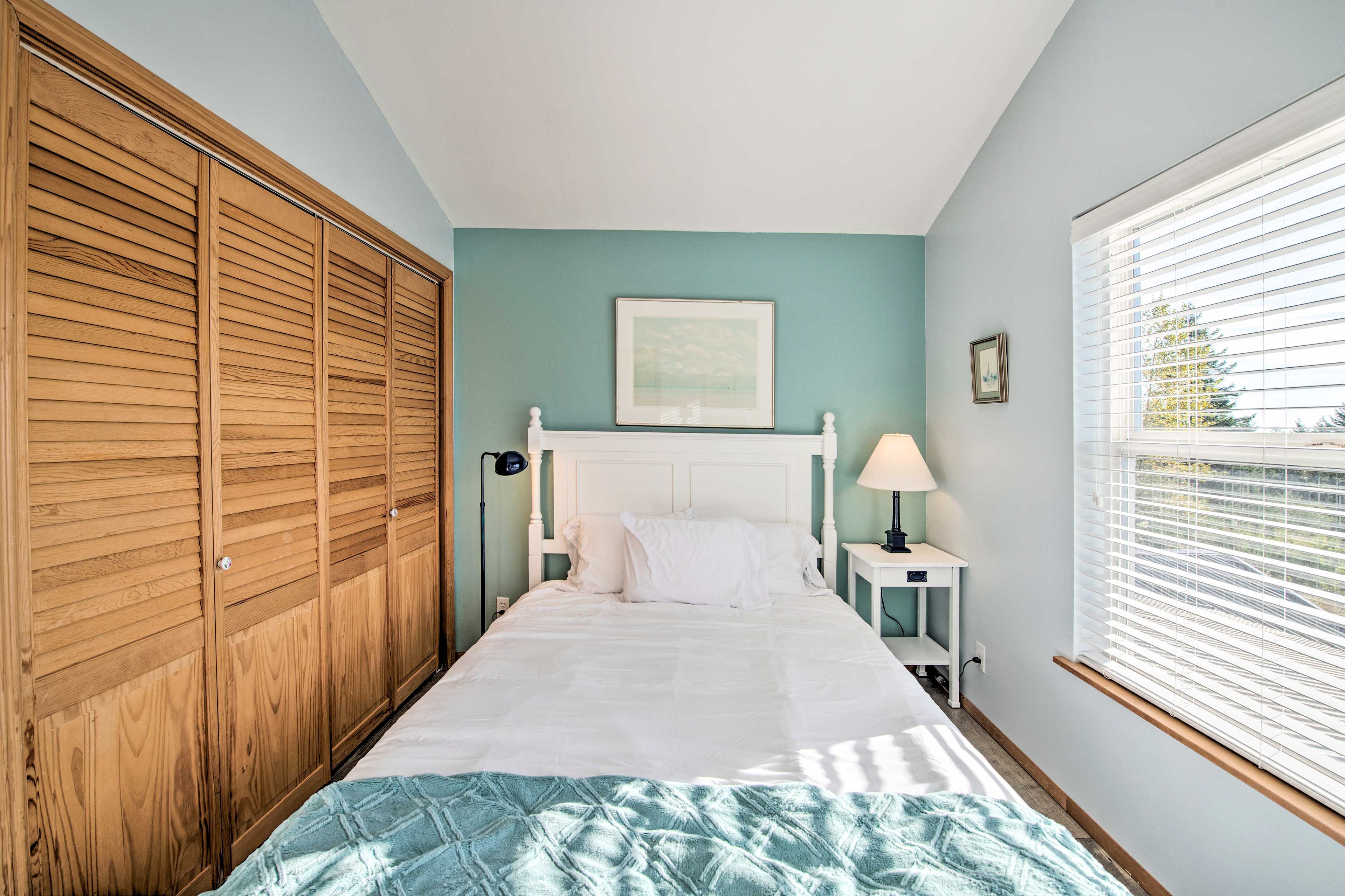 Bedroom 3 | Queen Bed
