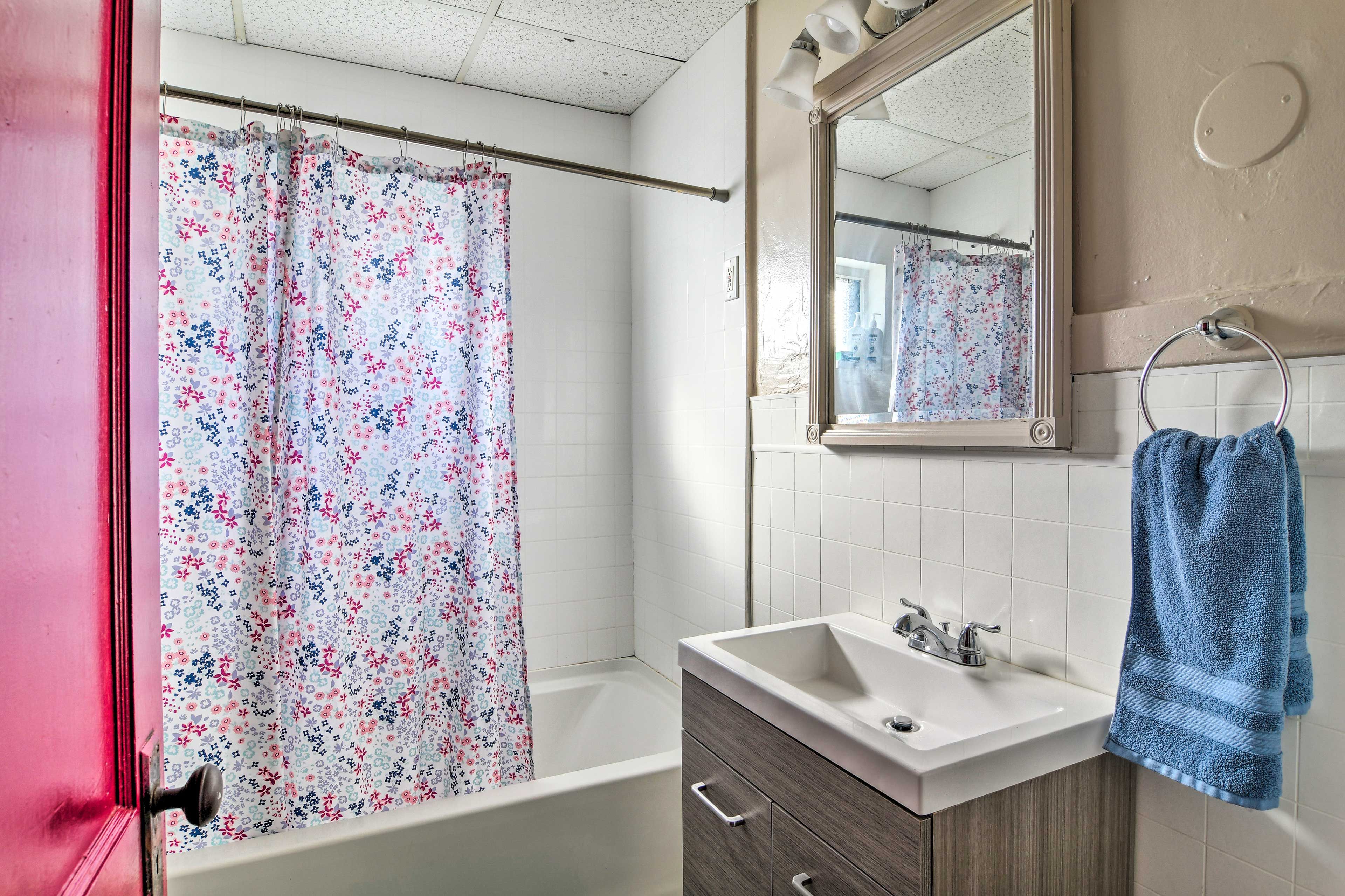 Full Bathroom | Towels Provided | Complimentary Toiletries