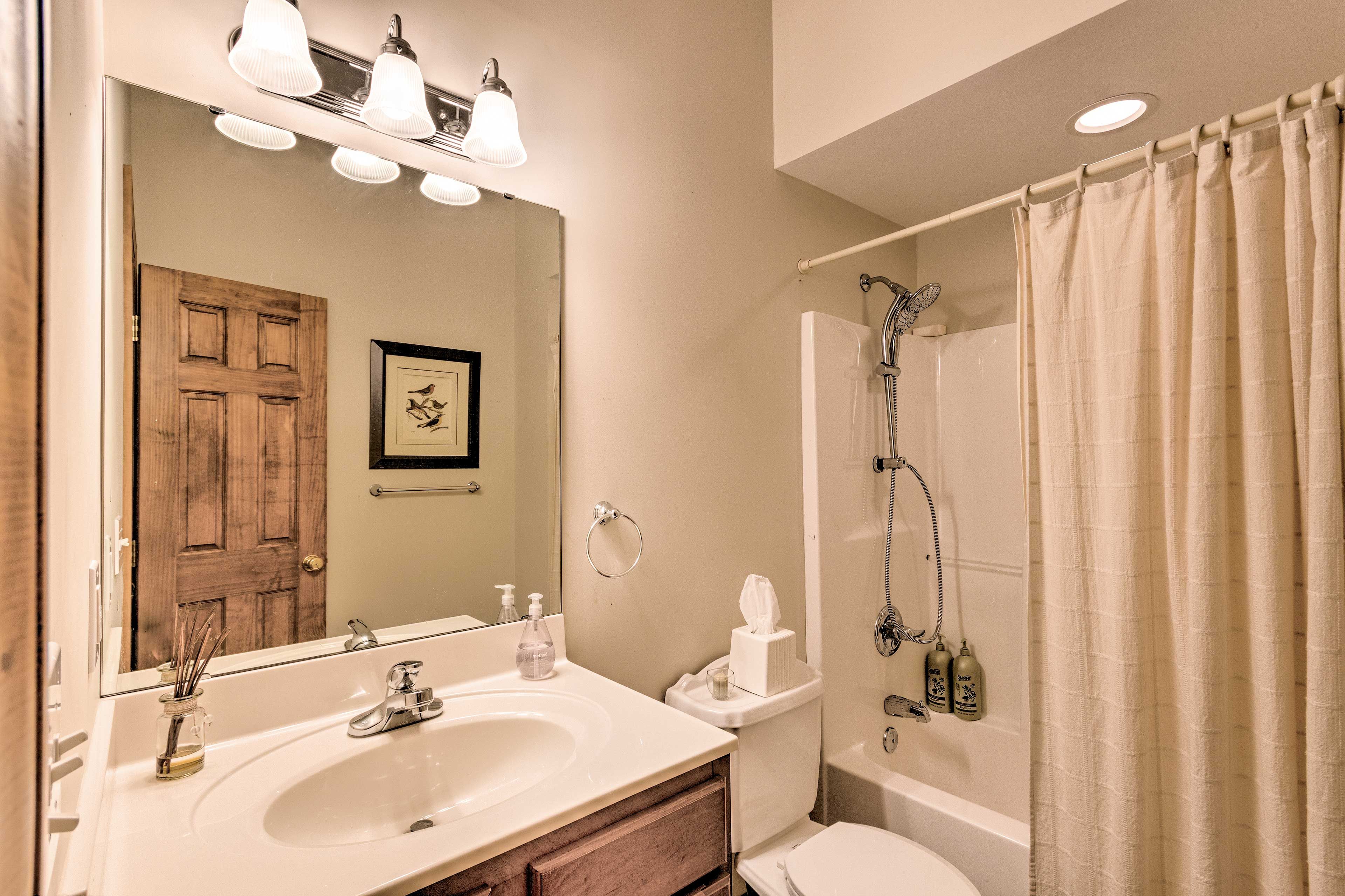 Full Bathroom | Towels Provided