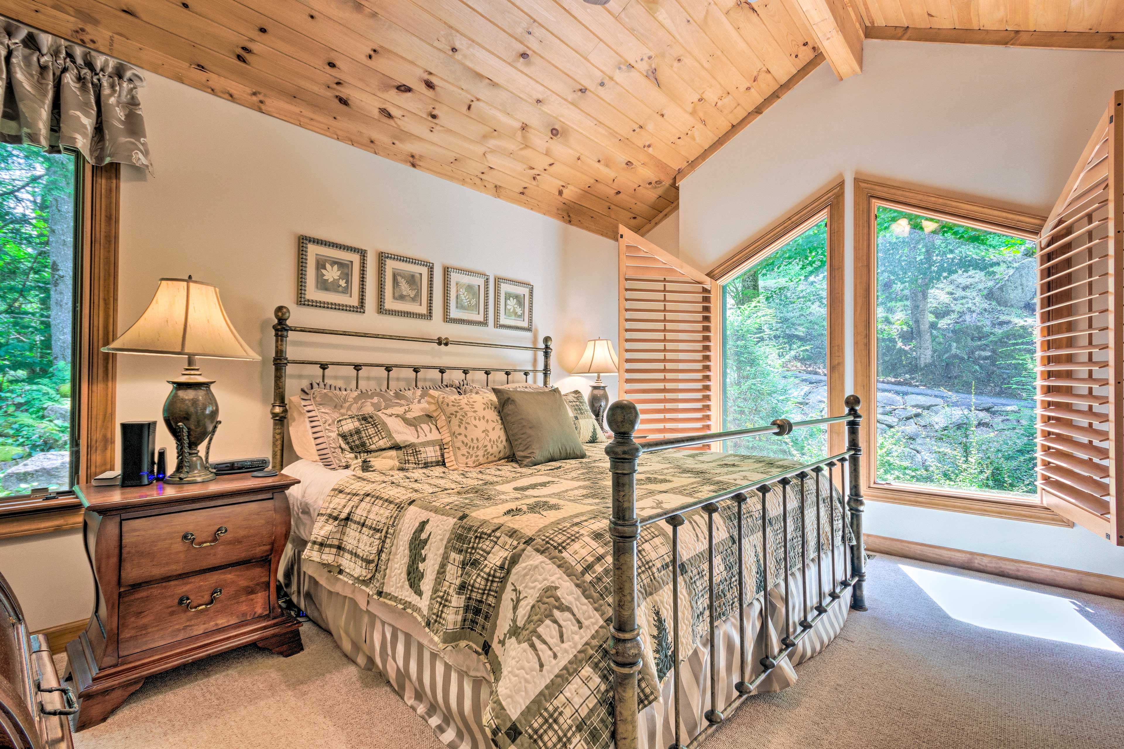 Master Bedroom | King Bed | Linens Provided