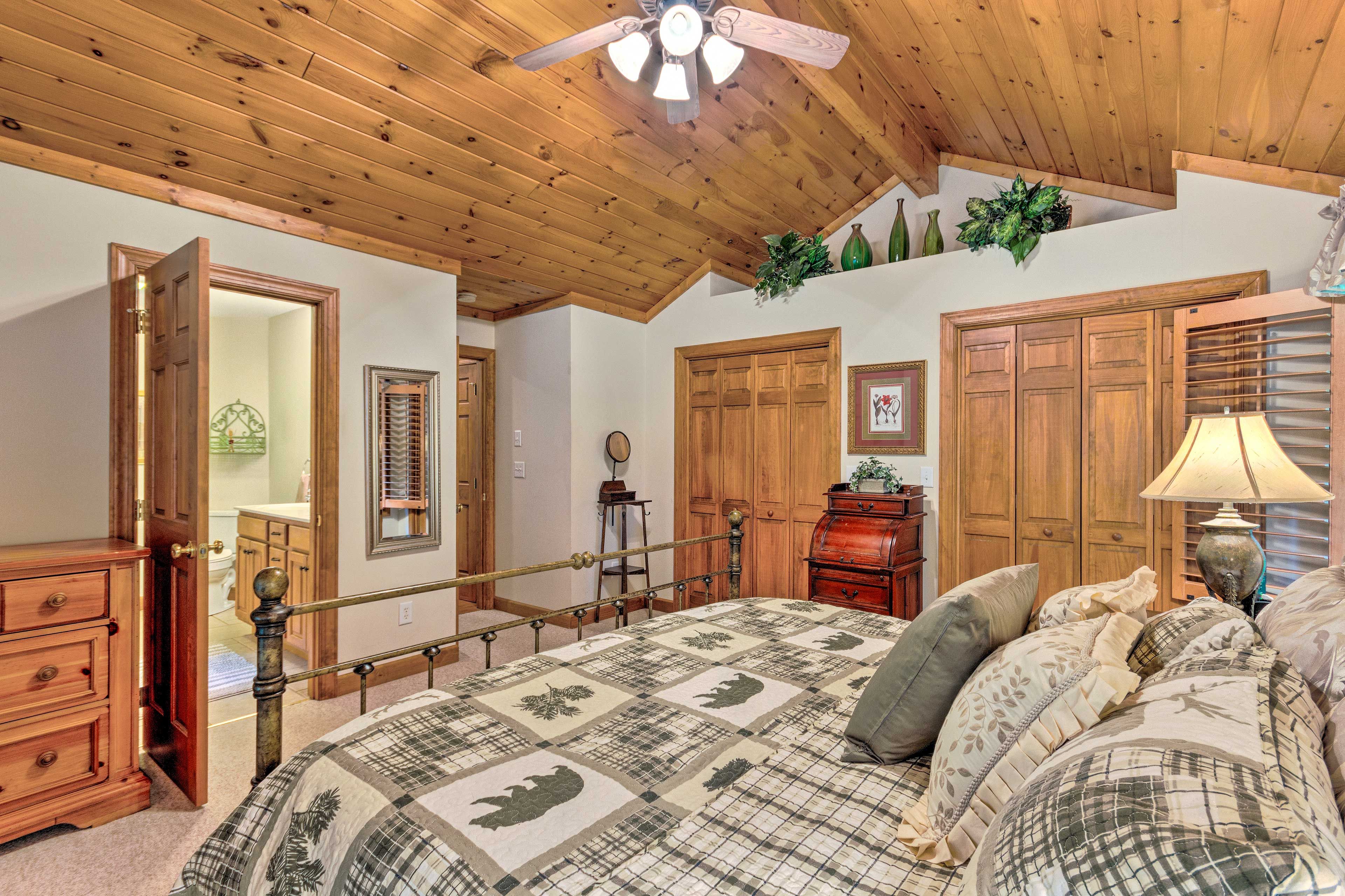 Master Bedroom | En-Suite Bathroom