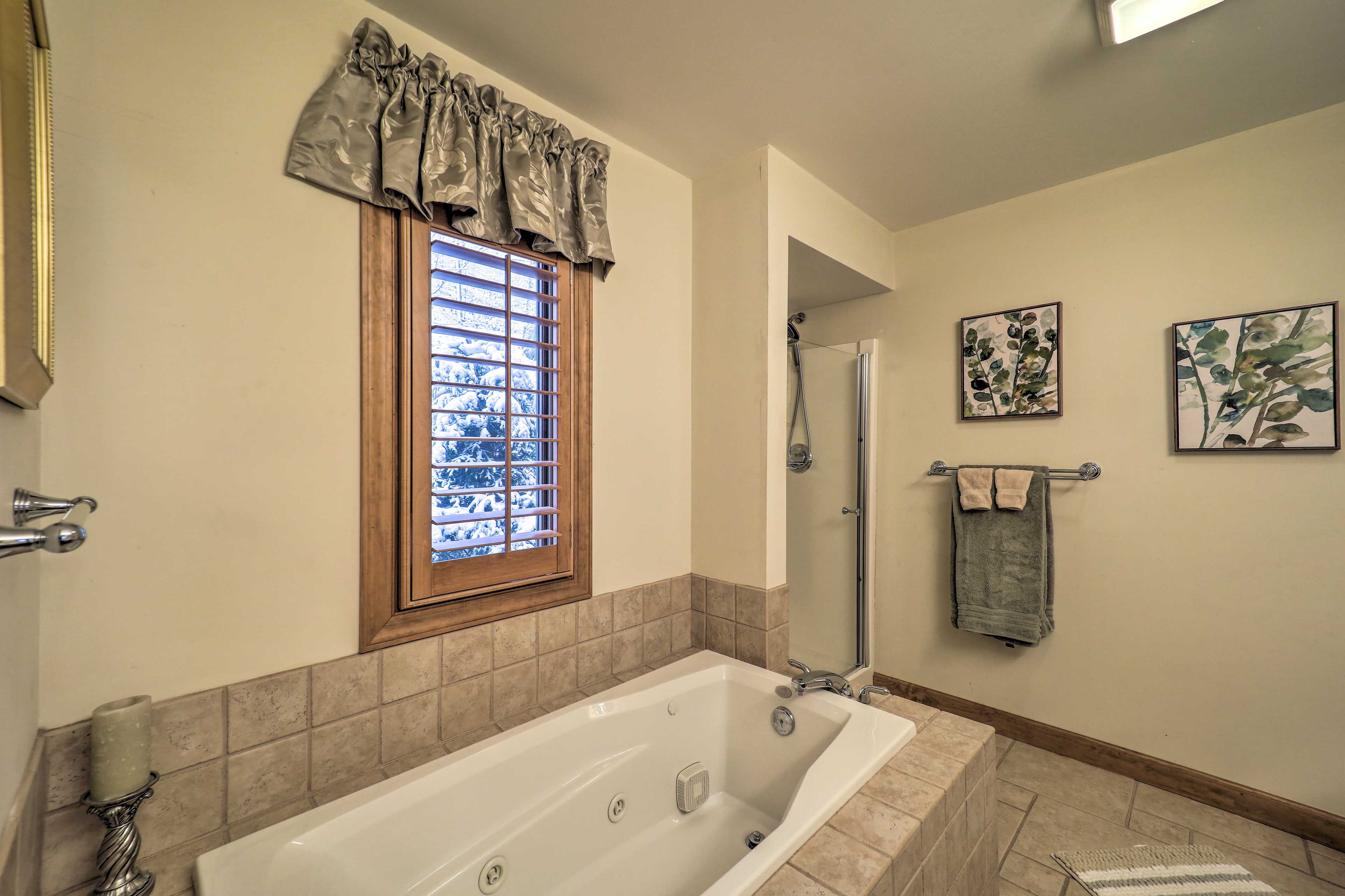 Full Bathroom | Jetted Bathtub