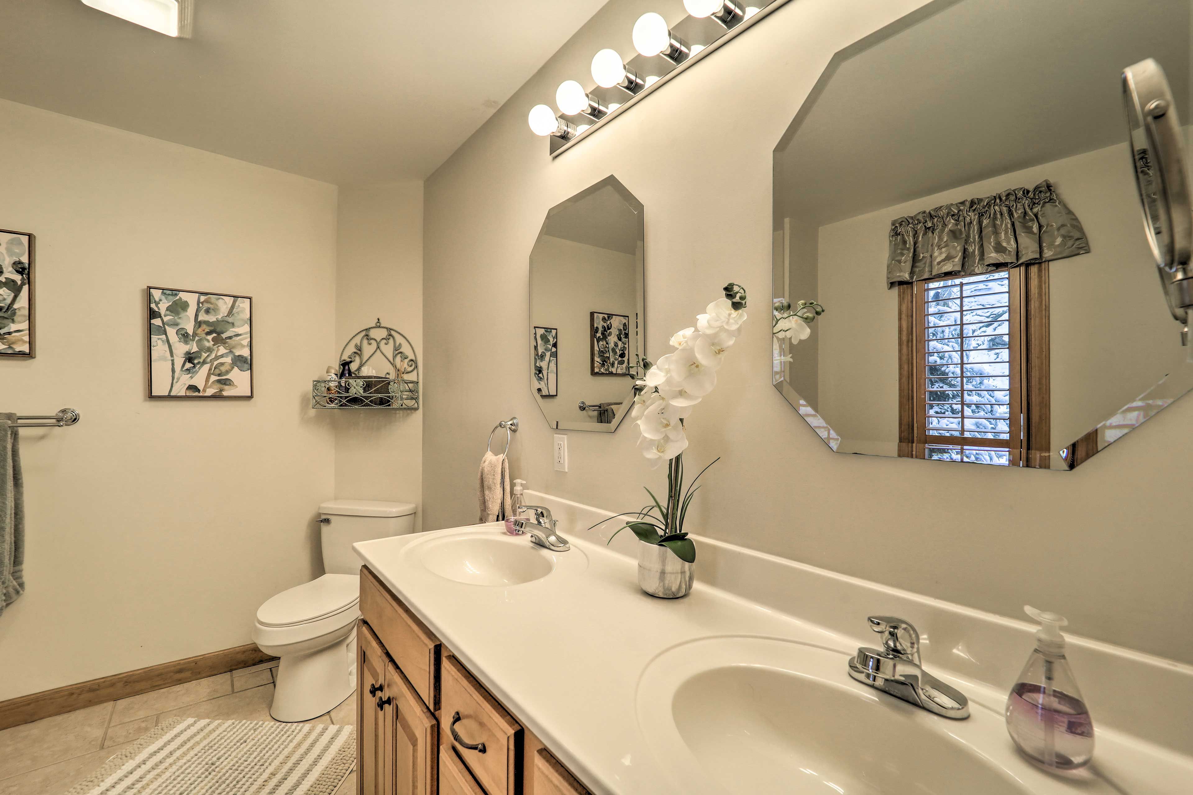 Full Bathroom | Towels Provided