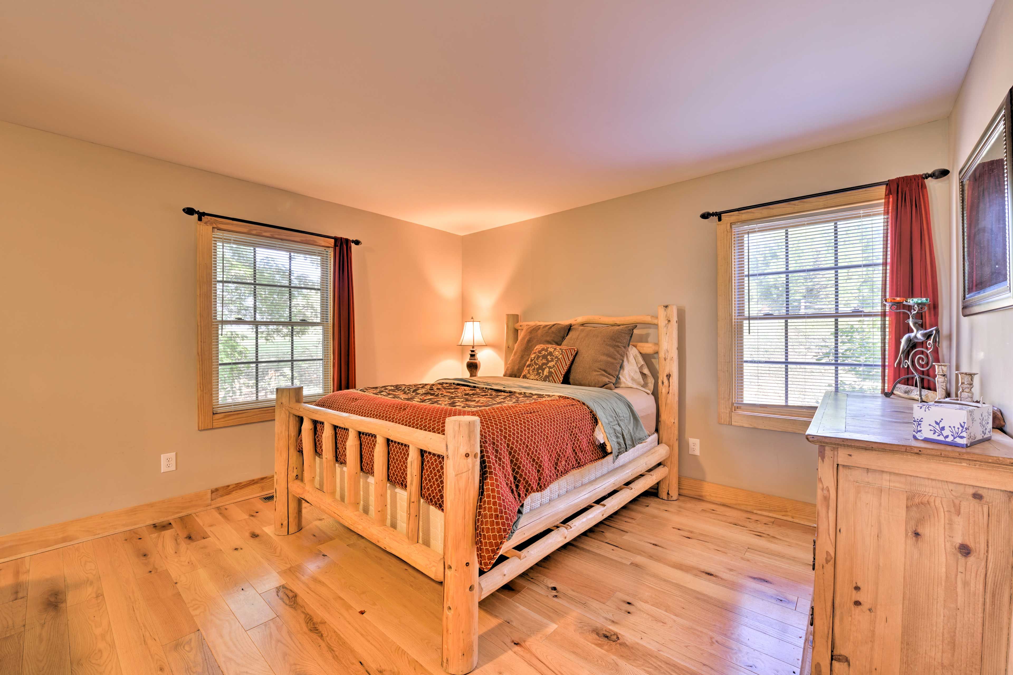 Bedroom 1 | Queen Bed