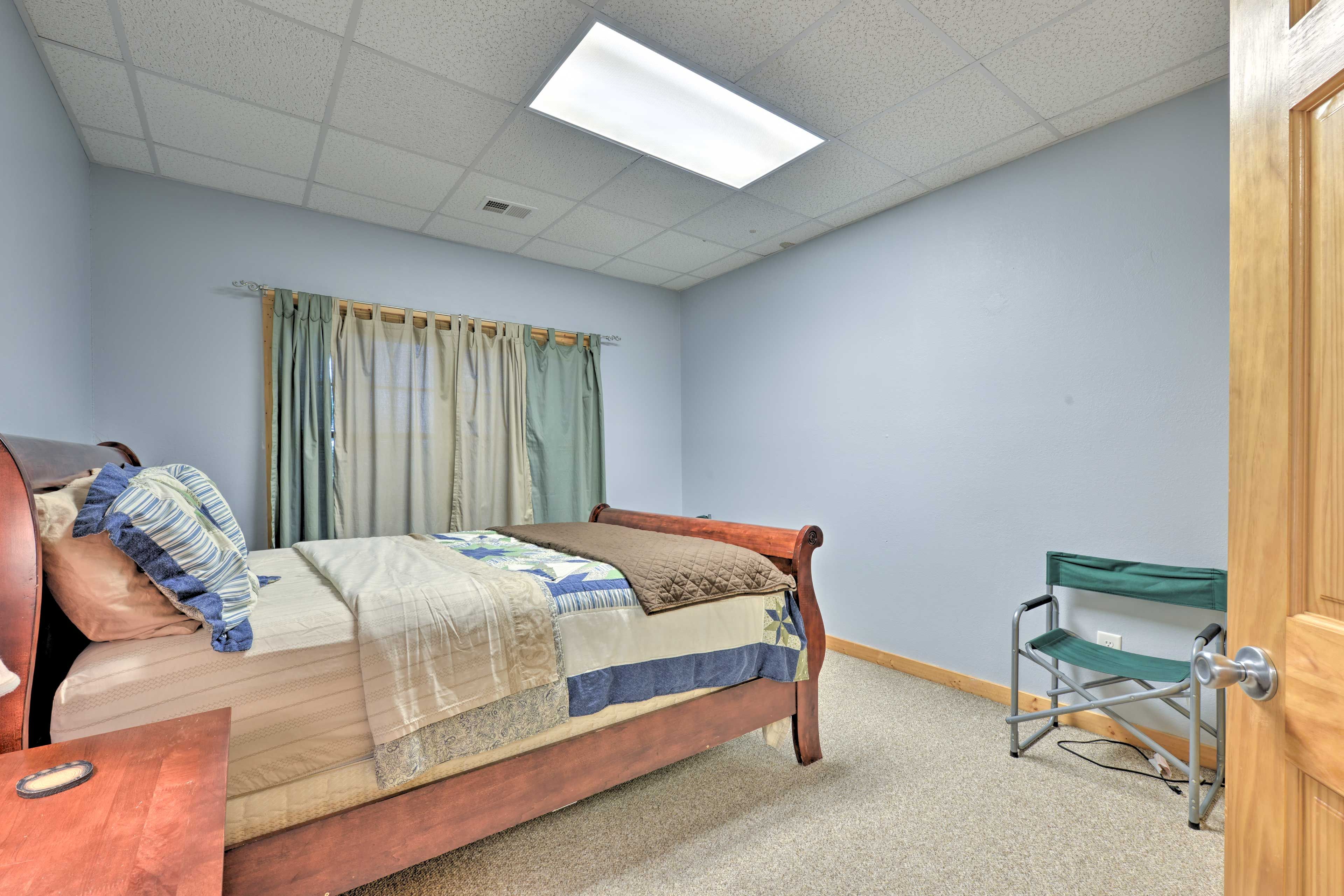 Bedroom | Queen Bed