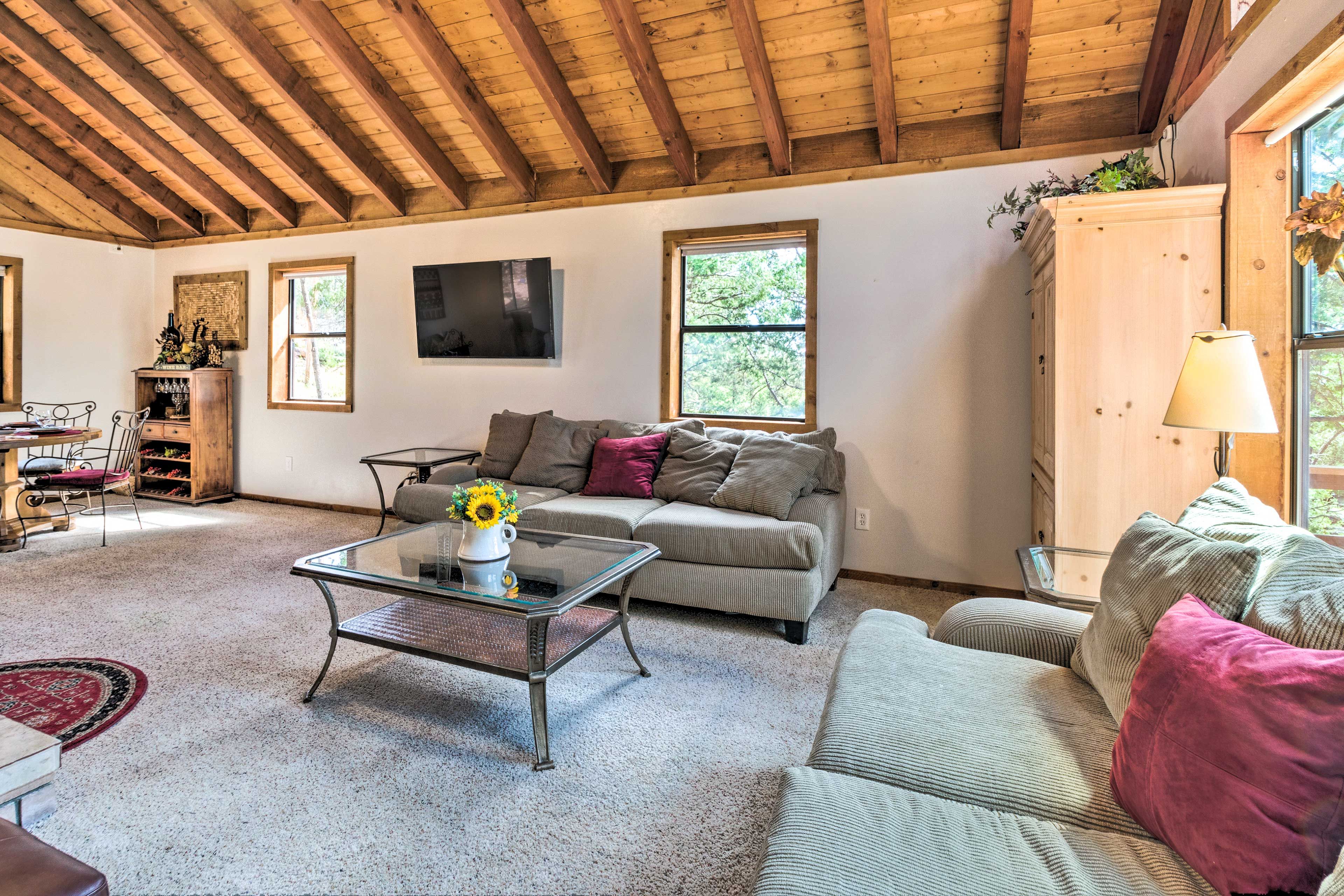 Living Room | Smart TV | Air Conditioning | Fireplace