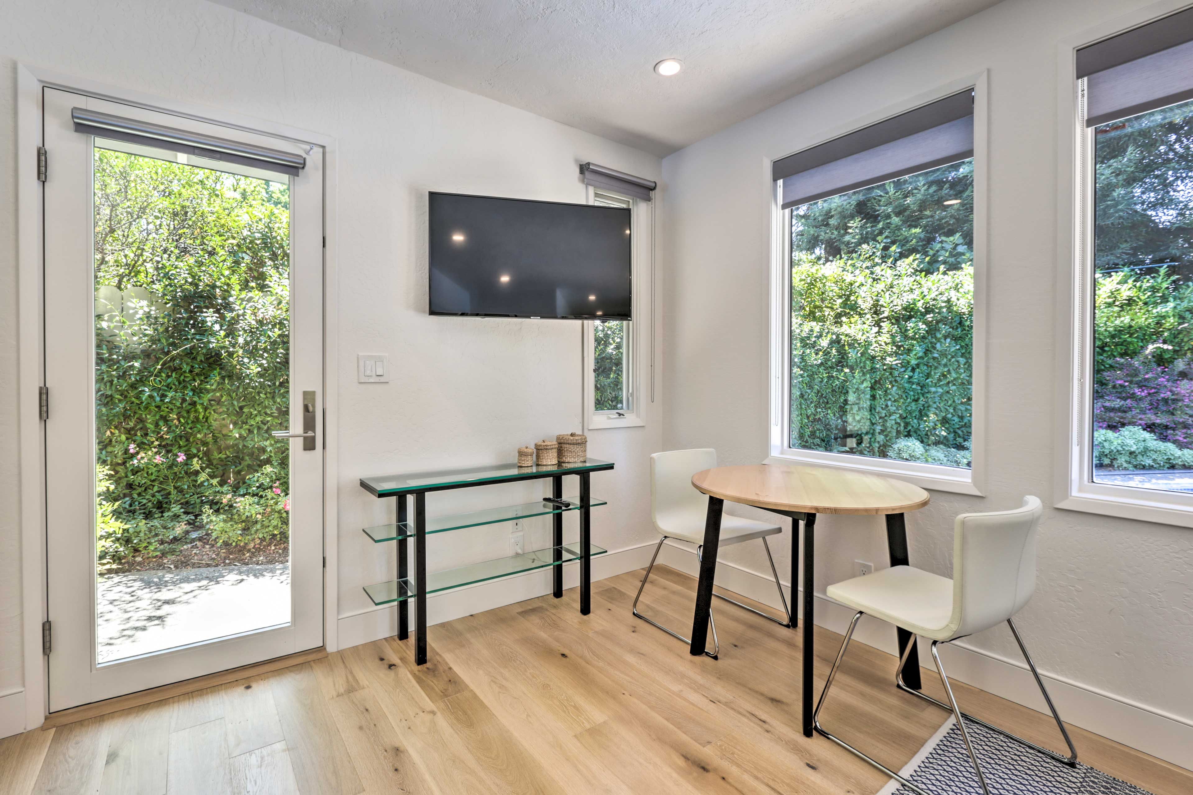 Dining Area | Smart TV