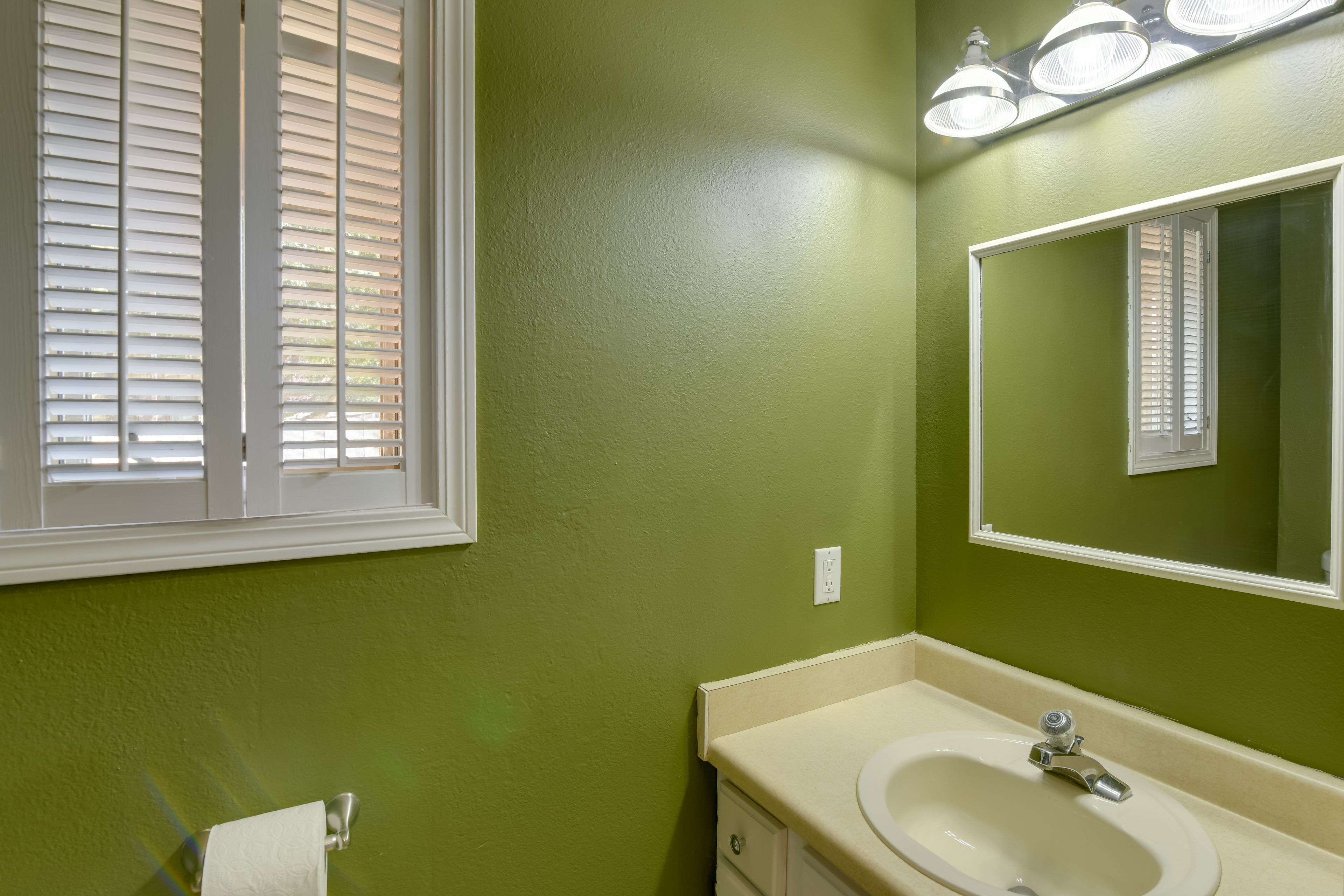 Half Bathroom | 1st Floor